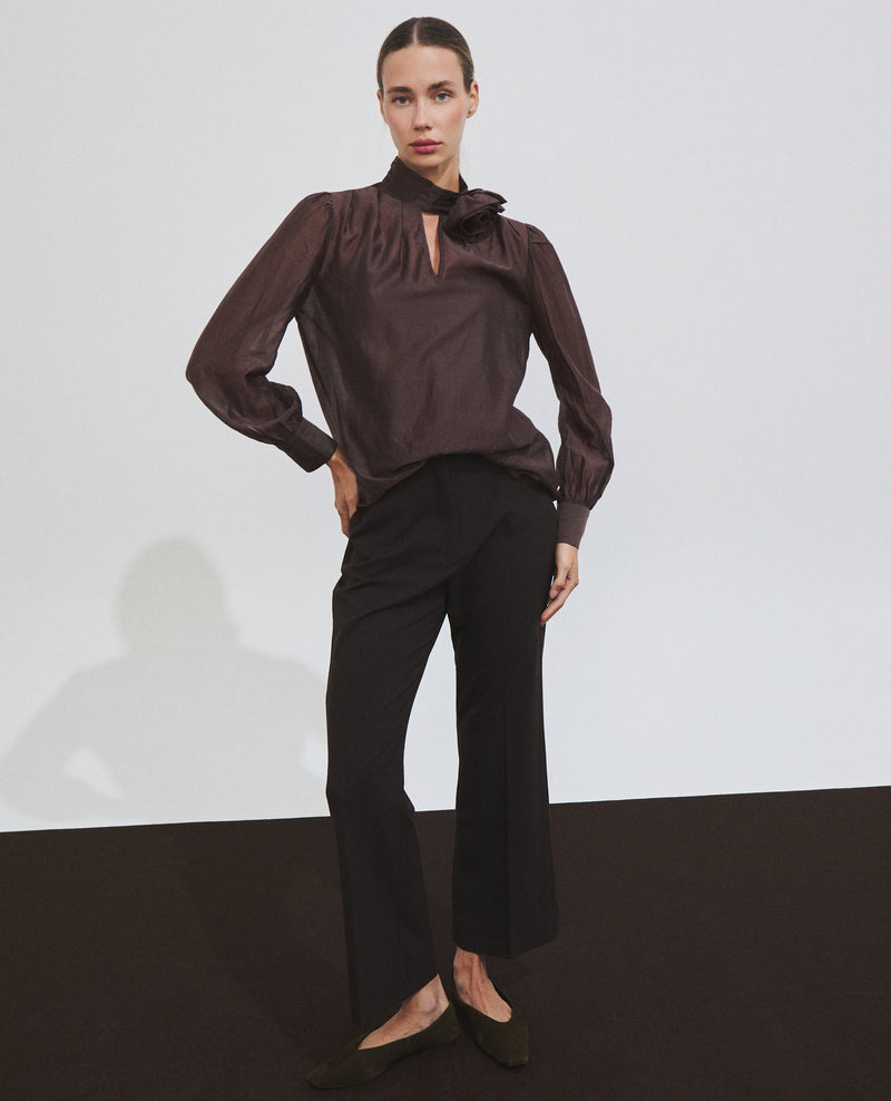 Blusa de mujer de manga larga con broche