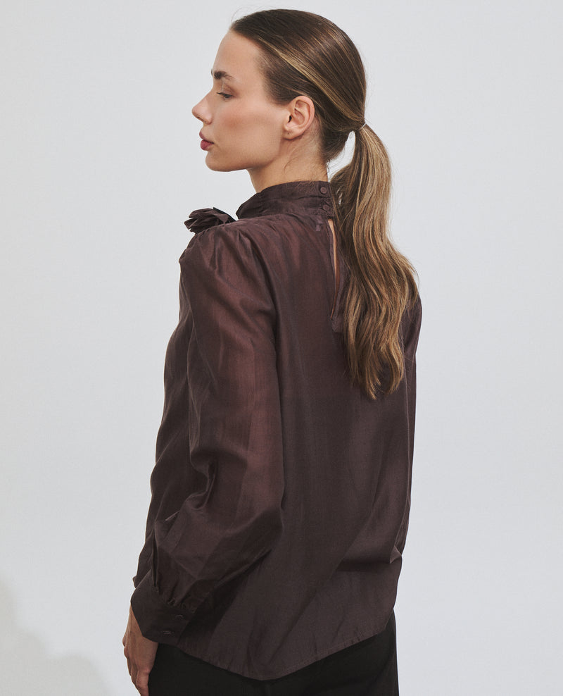 Blusa de mujer de manga larga con broche