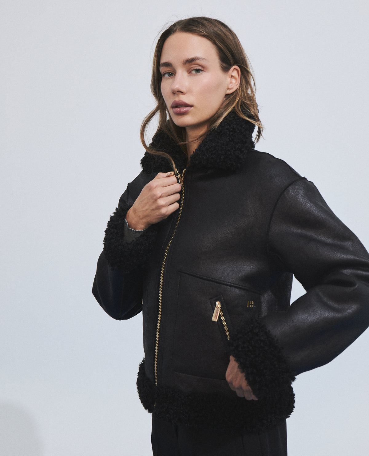 Chaqueta corta reversible efecto pelo con bolsillos de parche