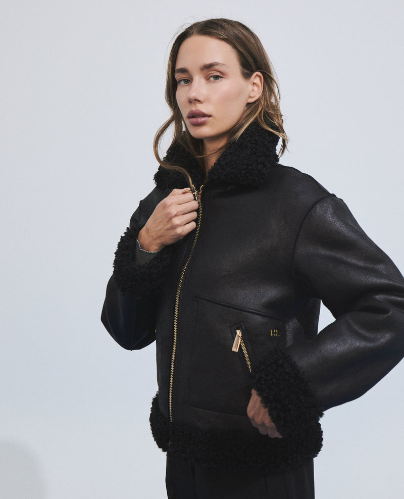 Chaqueta corta reversible efecto pelo con bolsillos de parche