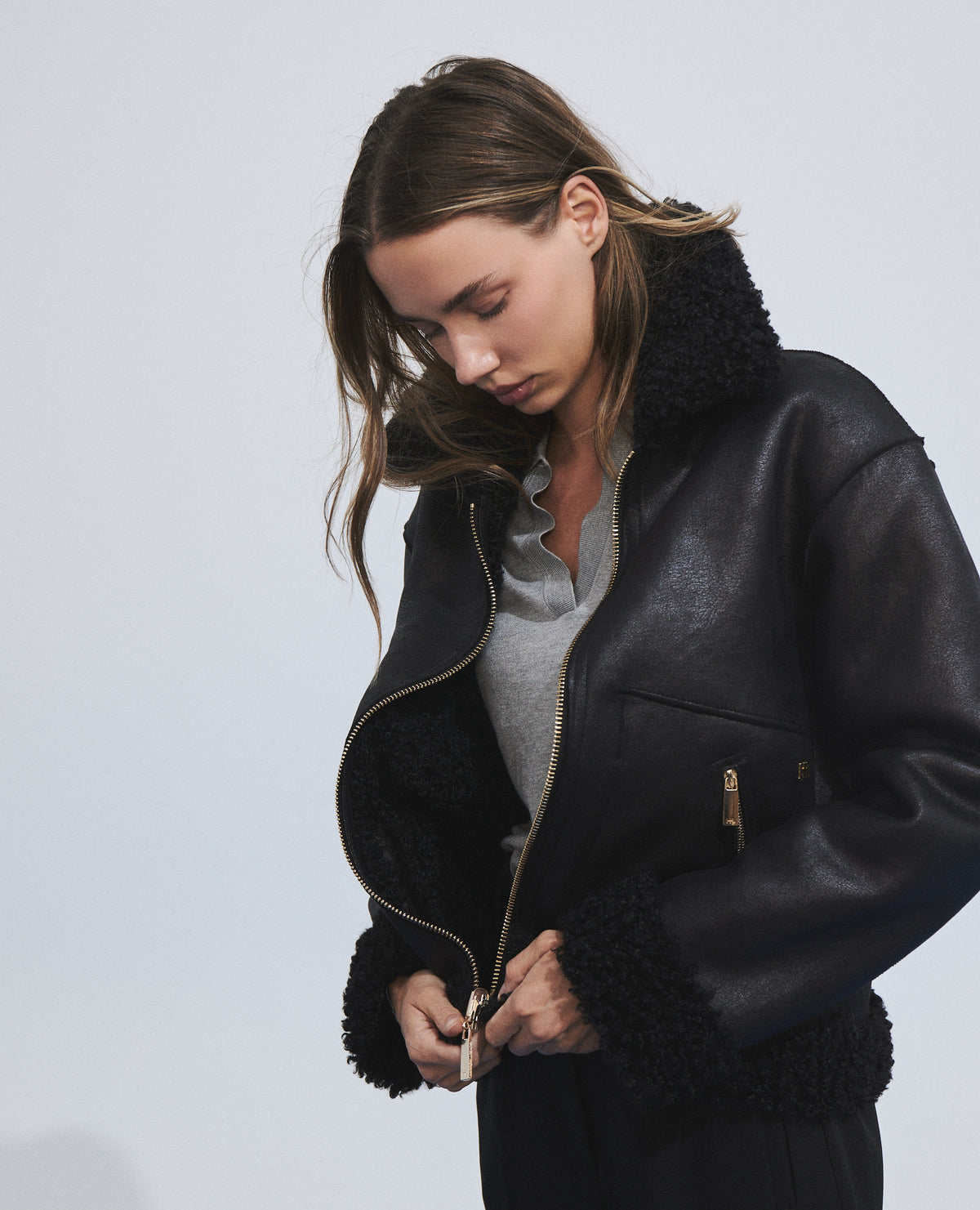 Chaqueta corta reversible efecto pelo con bolsillos de parche