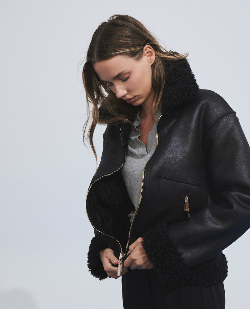 Chaqueta corta reversible efecto pelo con bolsillos de parche