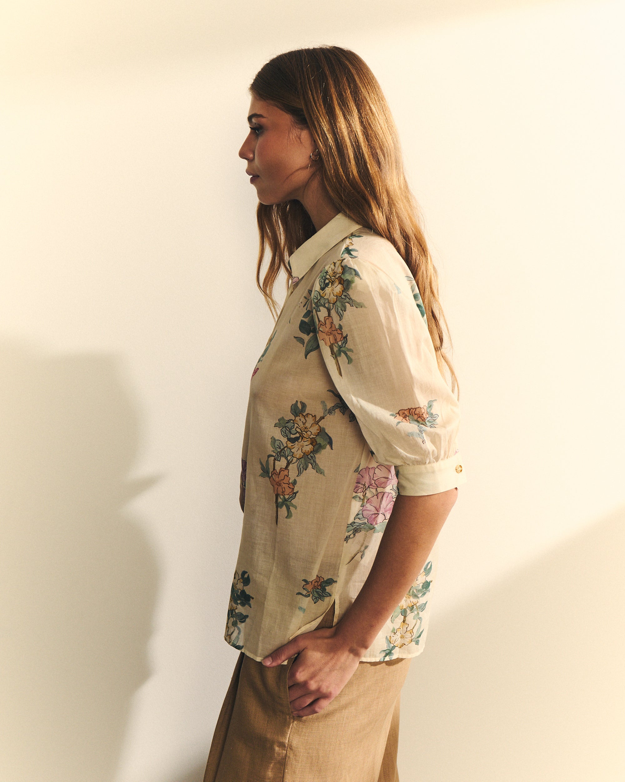Blusa floral beige para invitada de día y garden party — Hannibal Laguna Collection