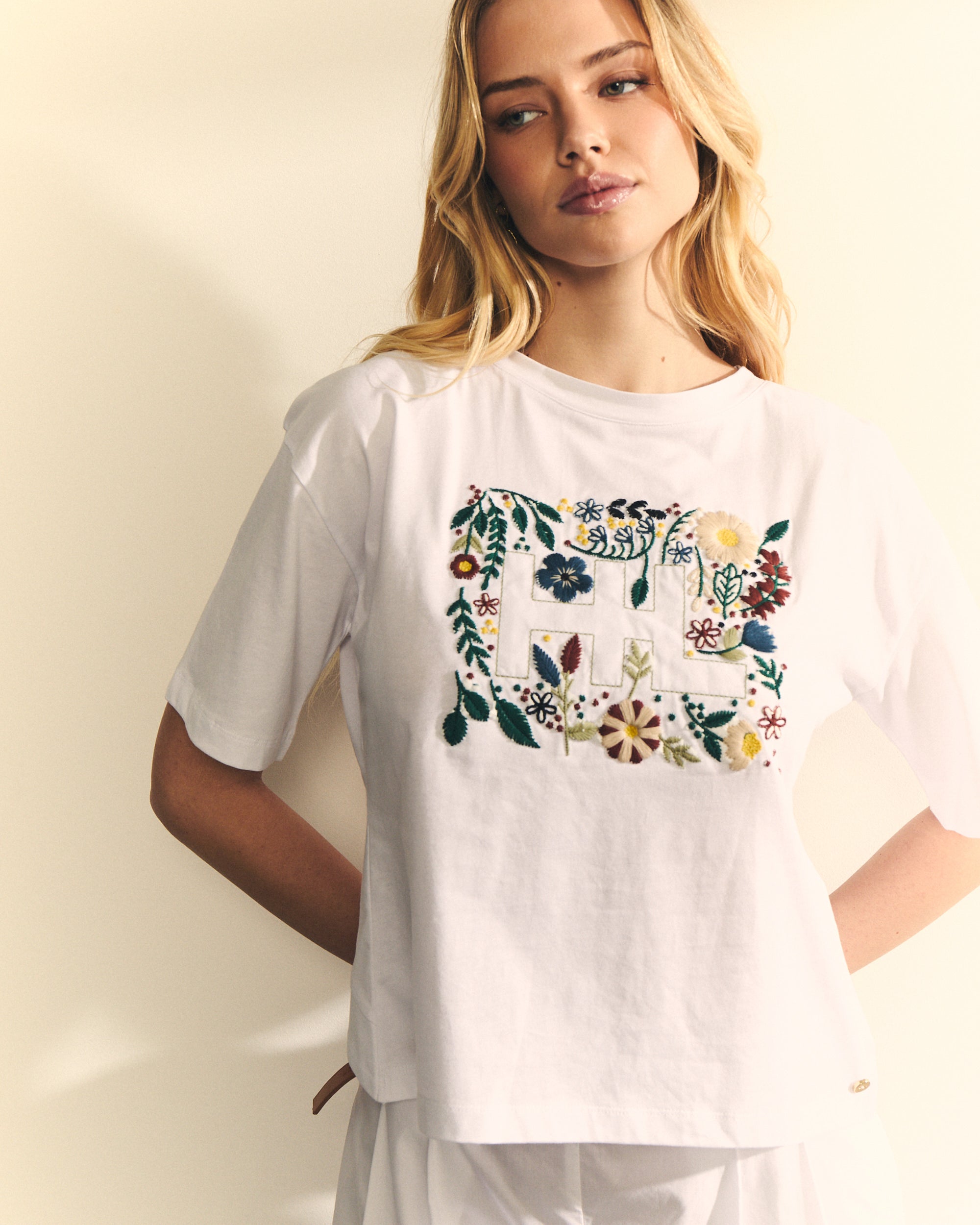 CAMISETA BORDADA CON ESPALDA CRUZADA