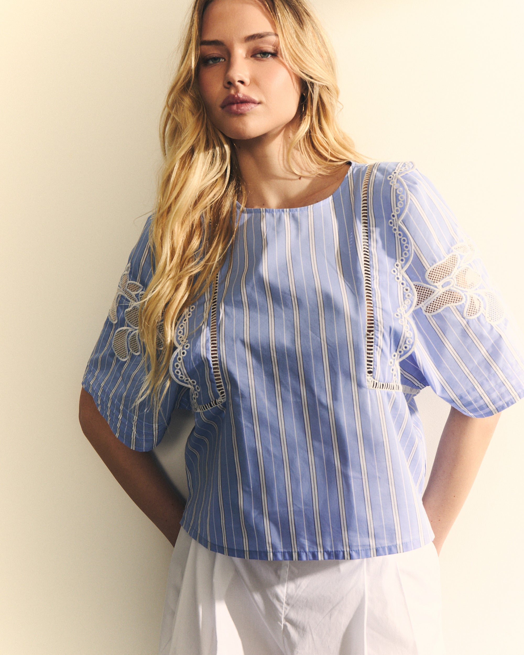 BLUSA CON RAYA Y ENTREDOS