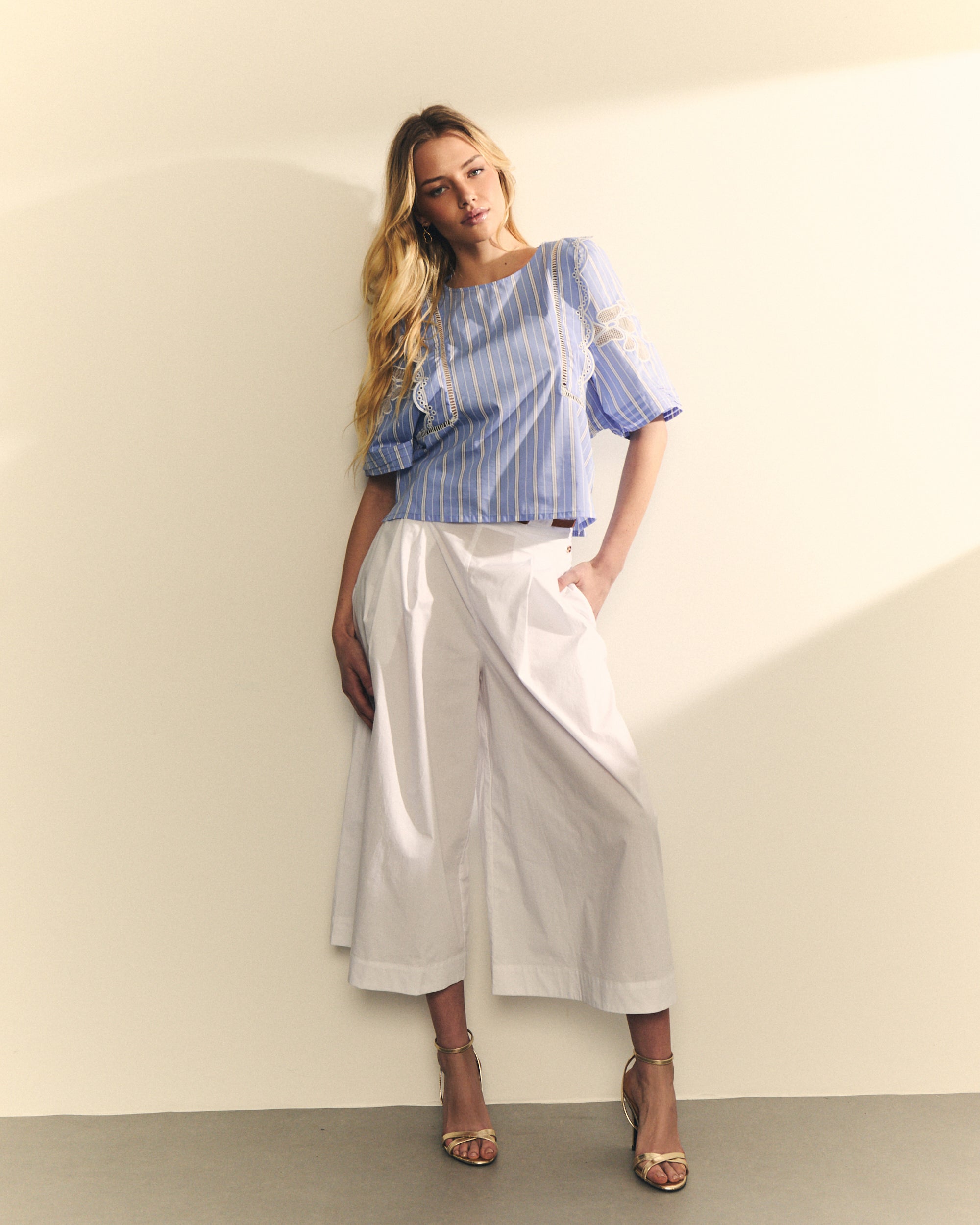 BLUSA CON RAYA Y ENTREDOS