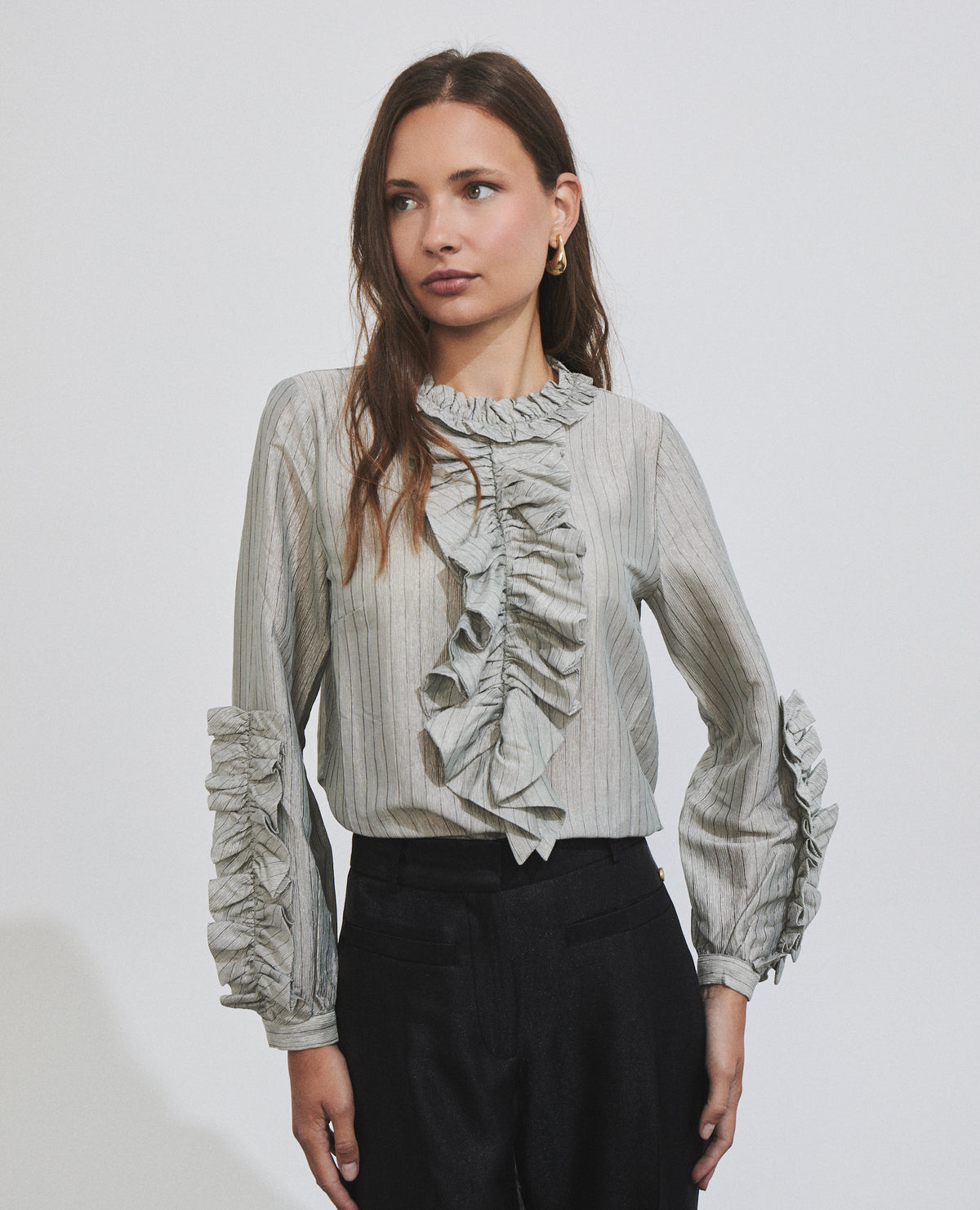 Blusa de mujer con volantes y mangas abullonadas