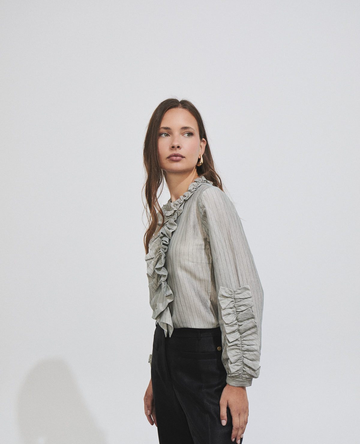 Blusa de mujer con volantes y mangas abullonadas