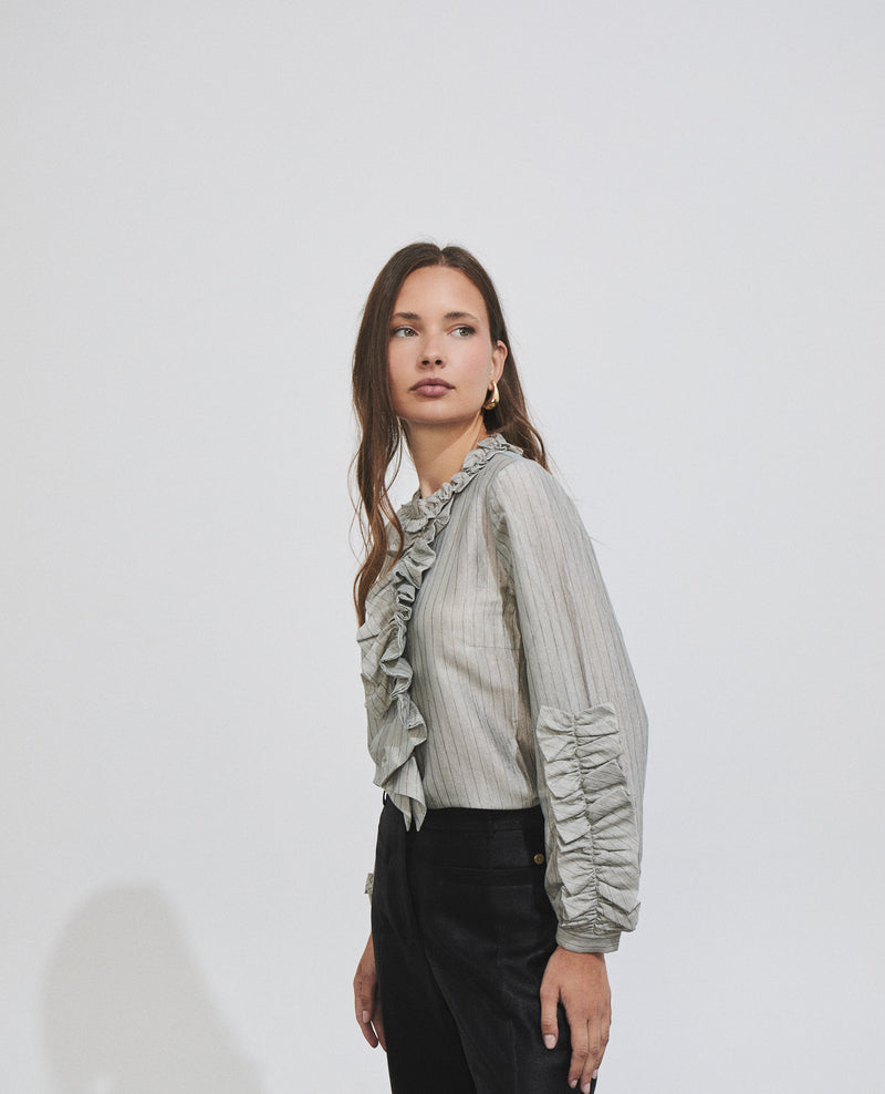 Blusa de mujer con volantes y mangas abullonadas