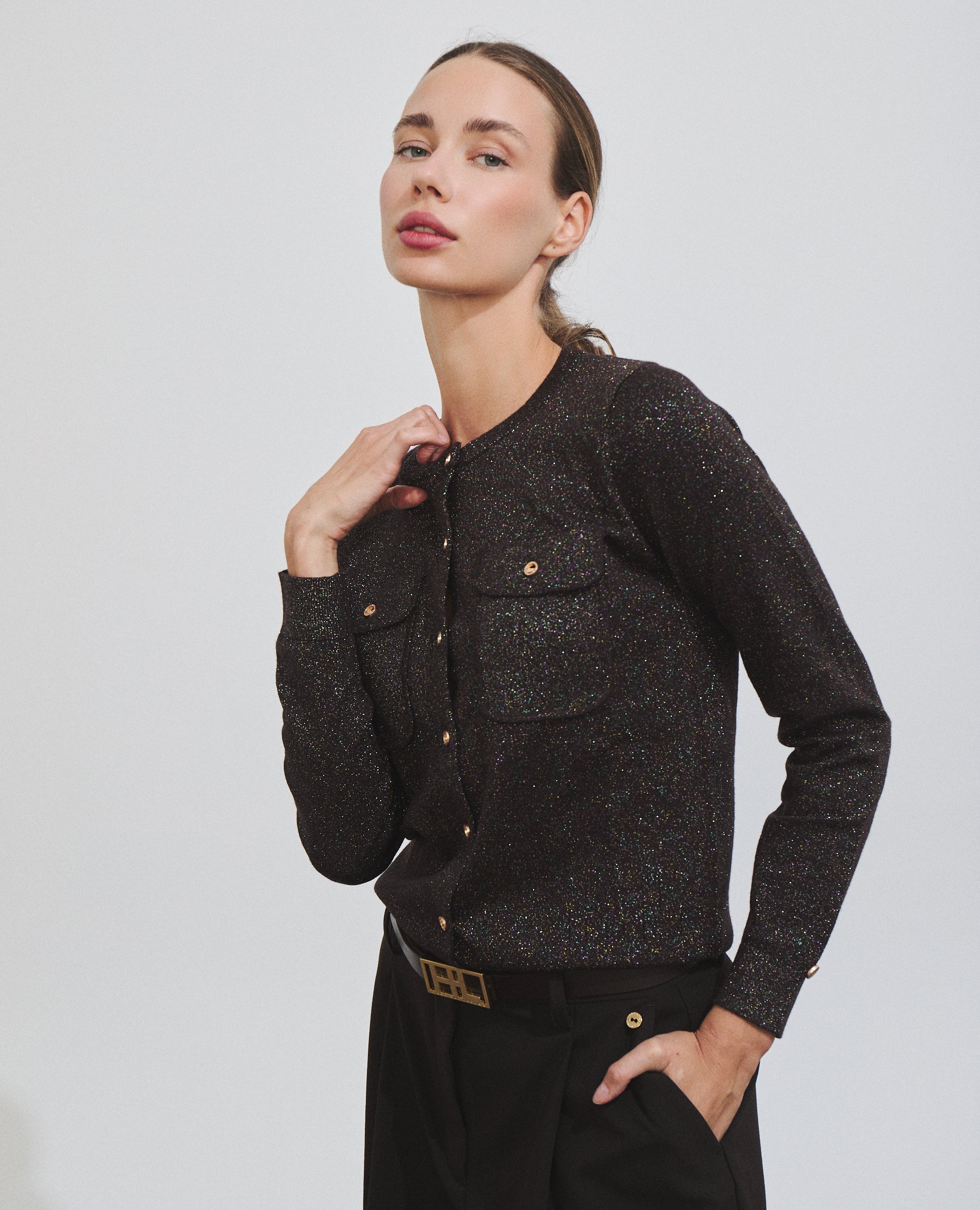 Cárdigan marrón con hilo de brillo de Hannibal Laguna — look completo