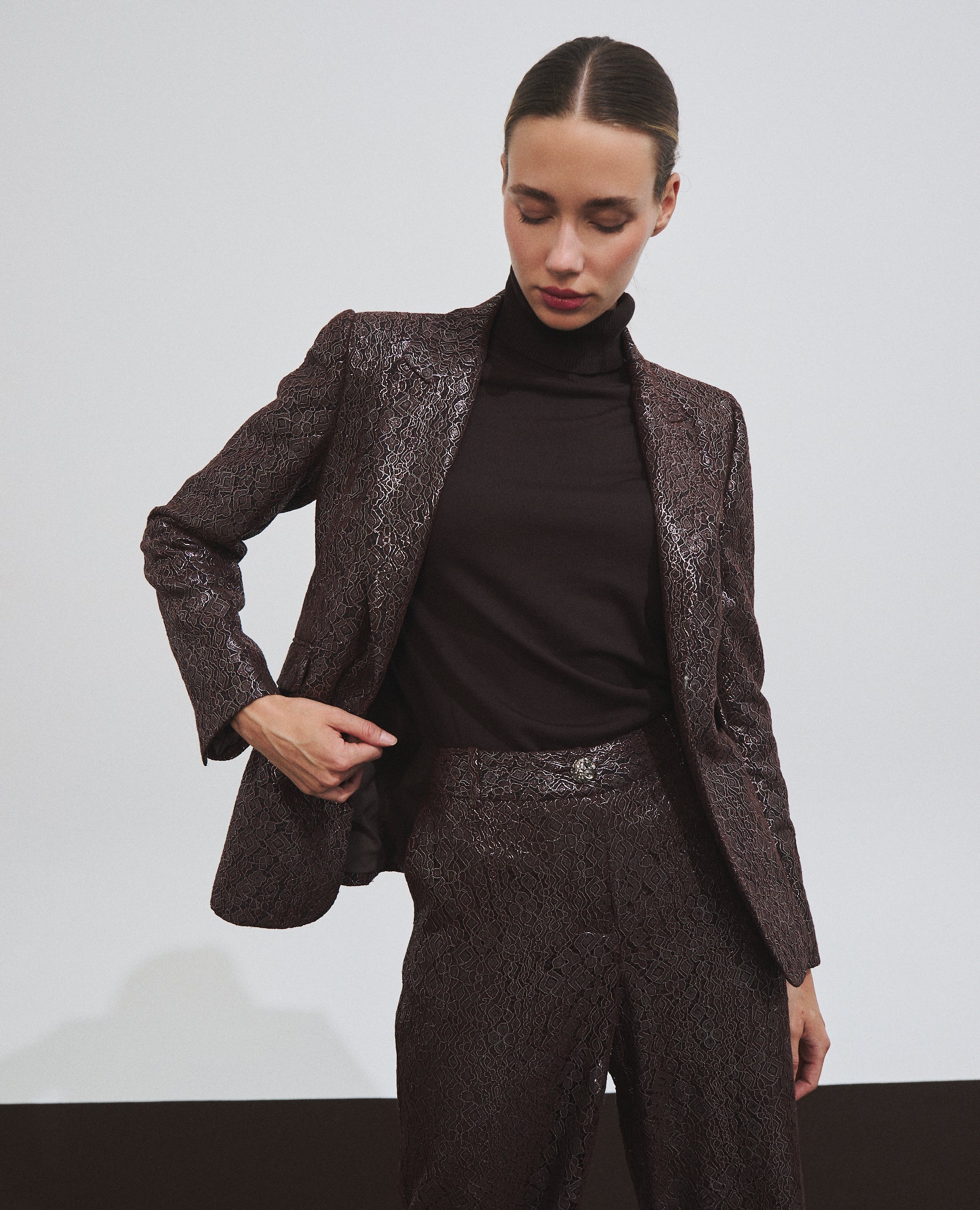 Chaqueta de encaje marrón de Hannibal Laguna — look completo