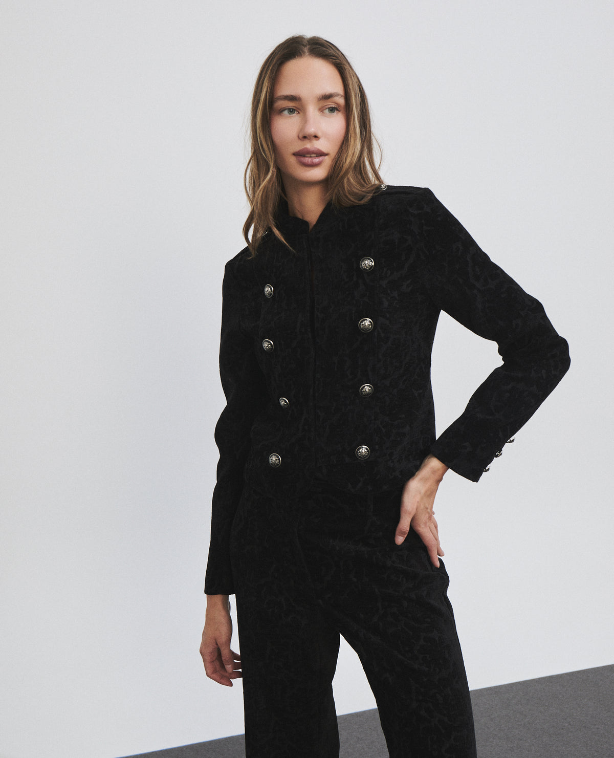 Chaqueta de mujer con botones estilo militar
