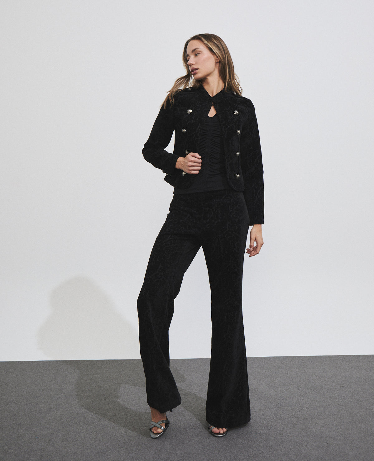 Chaqueta de mujer con botones estilo militar