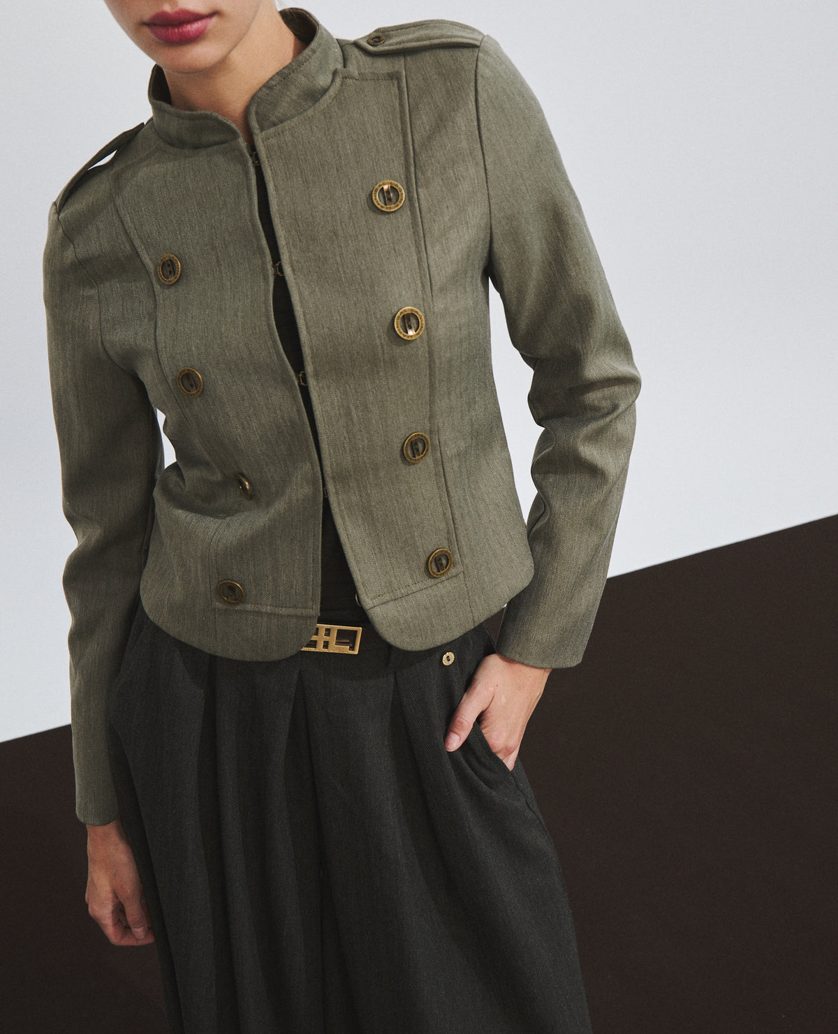 Chaqueta de mujer con botones estilo militar