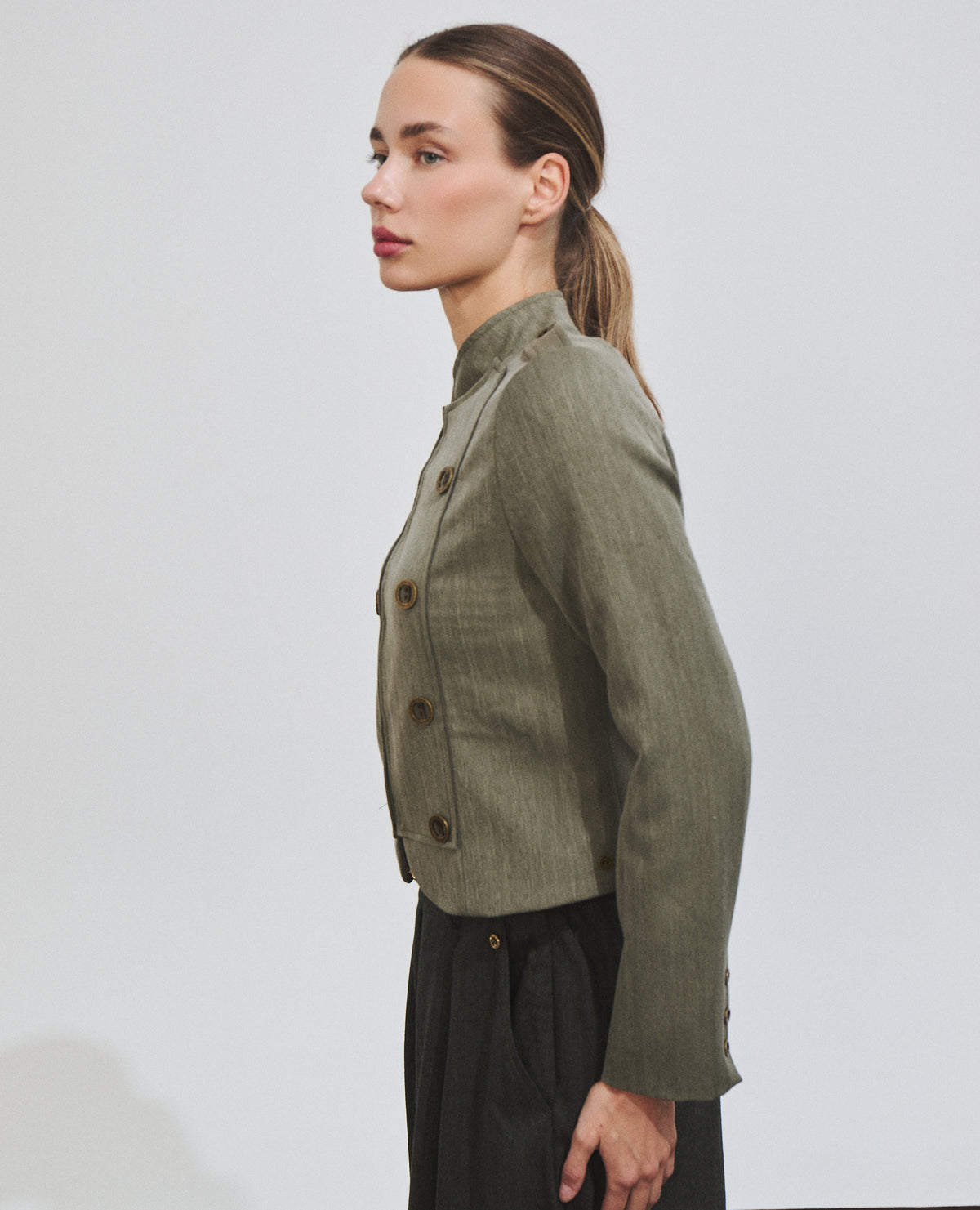 Chaqueta de mujer con botones estilo militar