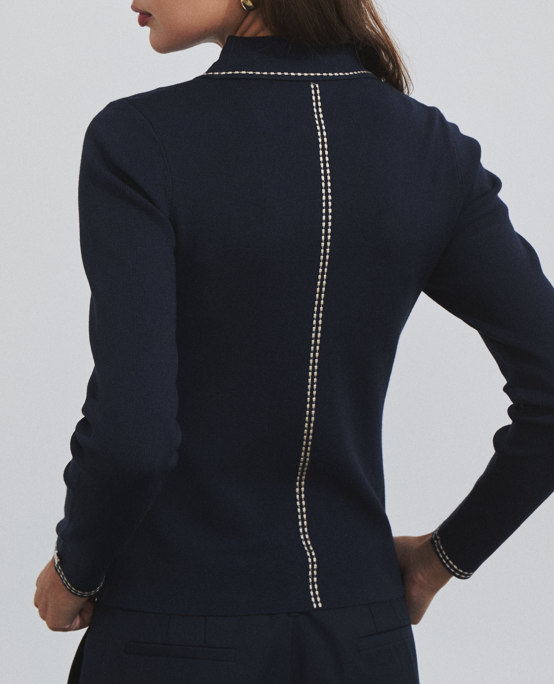 Chaqueta de punto marino con cremallera de Hannibal Laguna — vista de espalda