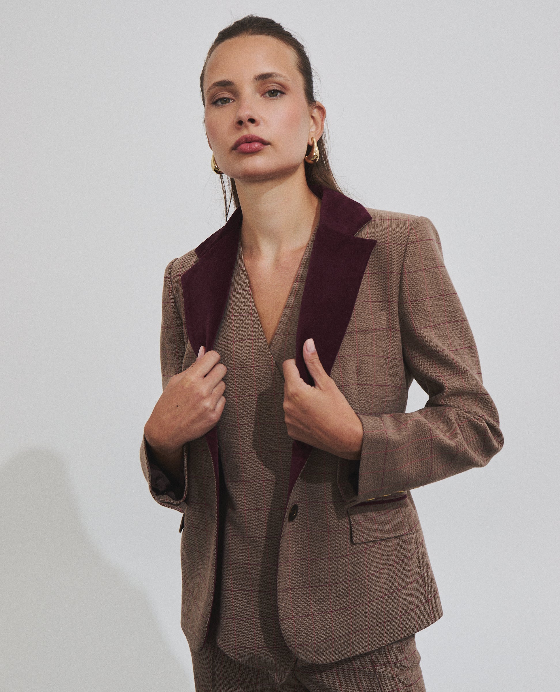Chaqueta de cuadros marrón de Hannibal Laguna — detalle del tejido