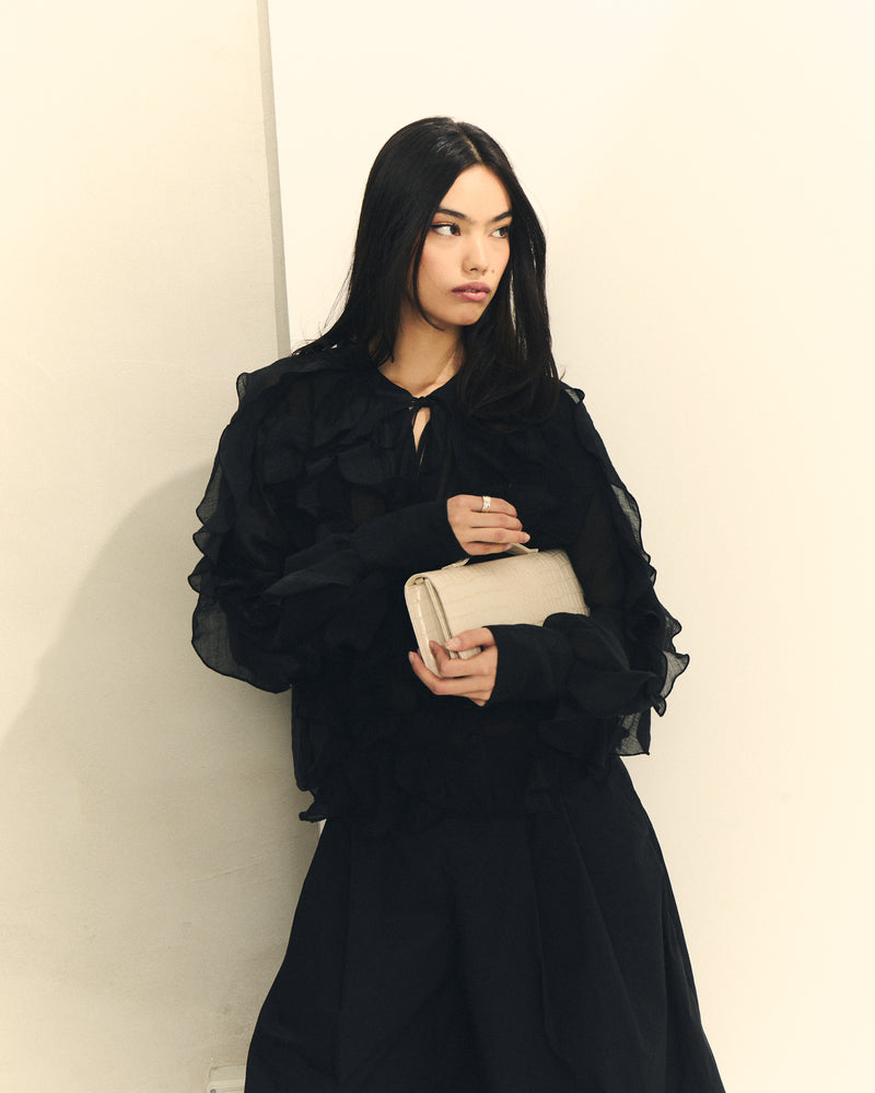 BLUSA VOLANTES EN DELANTERO Y MANGAS