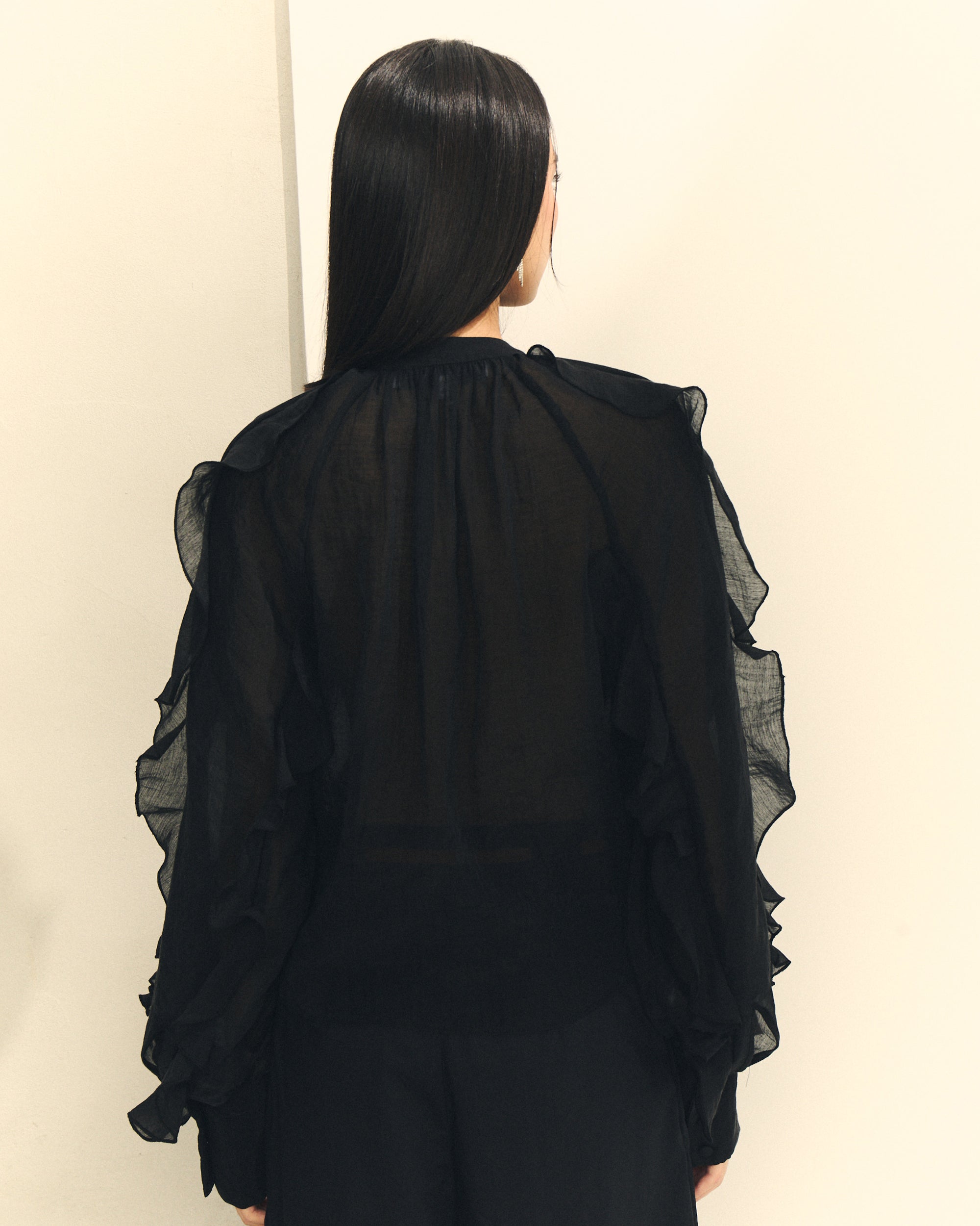 BLUSA COM FOLHOS NA FRENTE E MANGAS