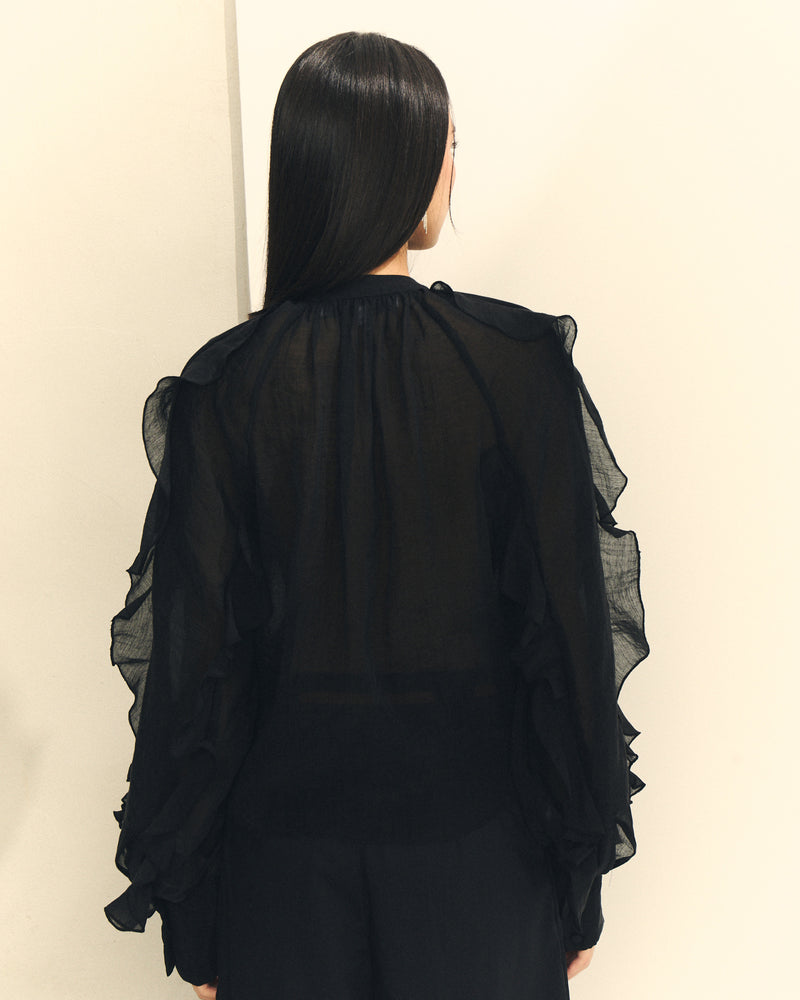 BLUSA VOLANTES EN DELANTERO Y MANGAS