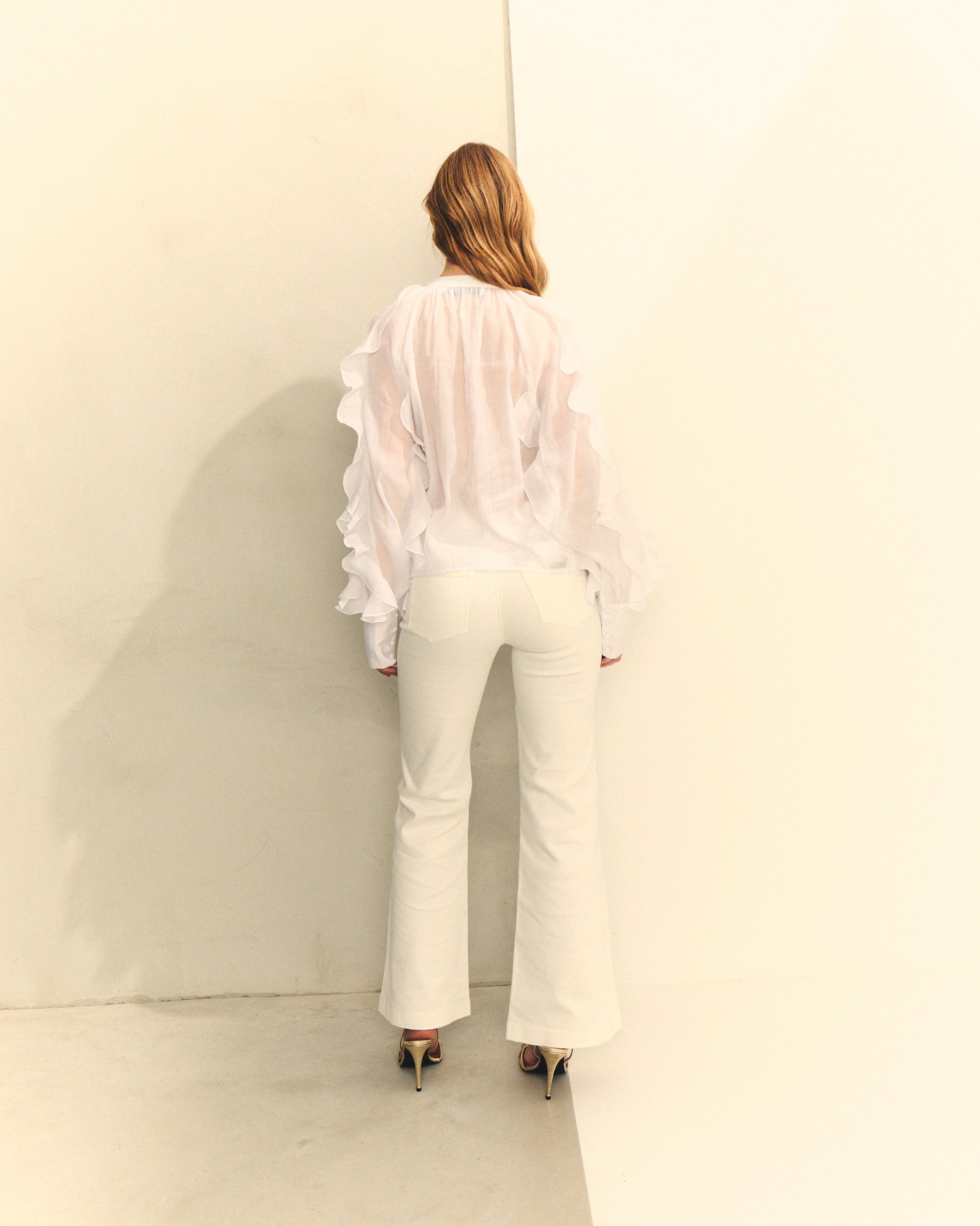 BLUSA VOLANTES EN DELANTERO Y MANGAS