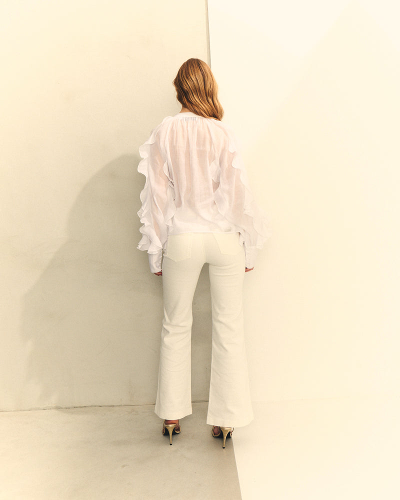 BLUSA VOLANTES EN DELANTERO Y MANGAS