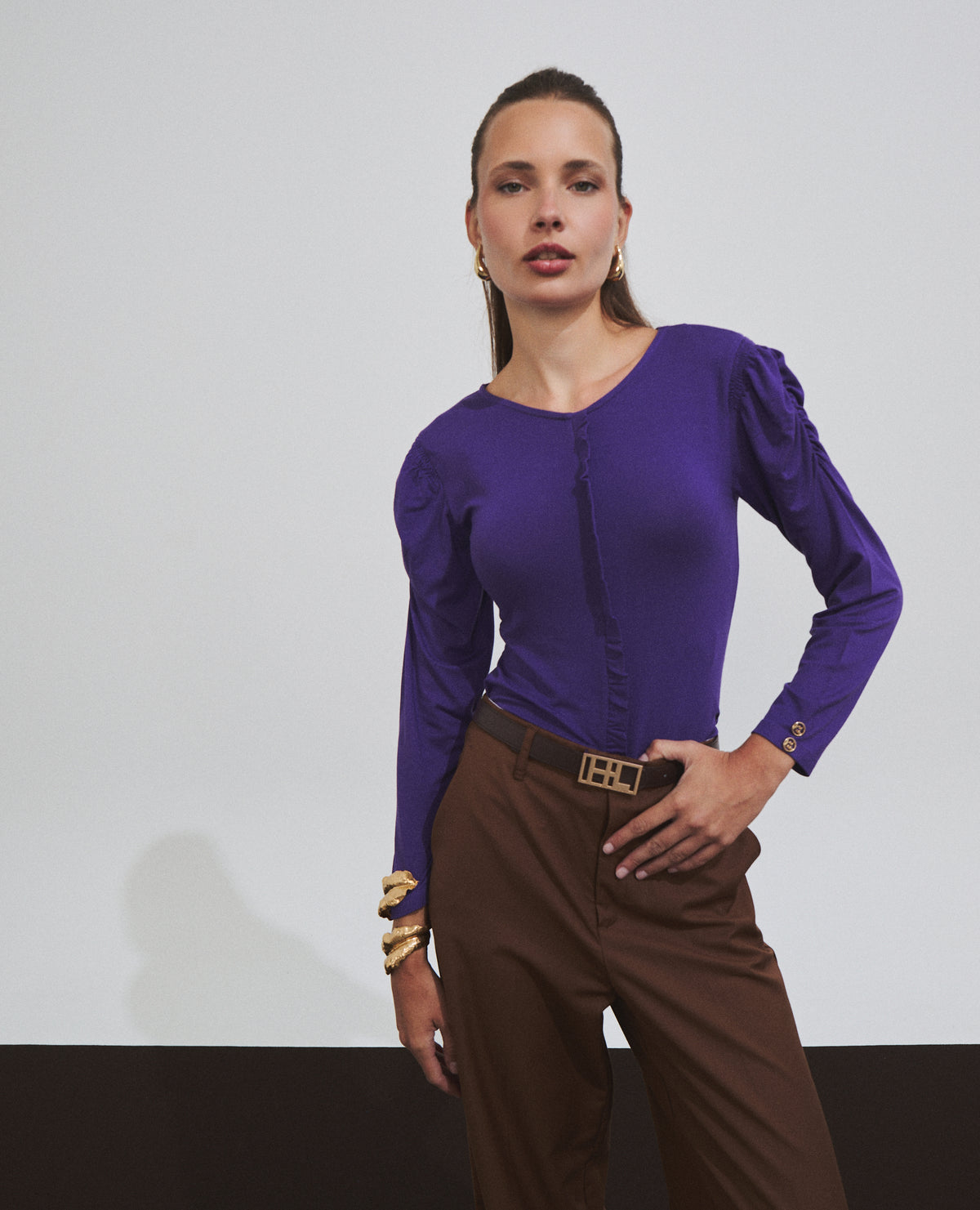 Blusa violeta con mangas abullonadas de Hannibal Laguna — look completo