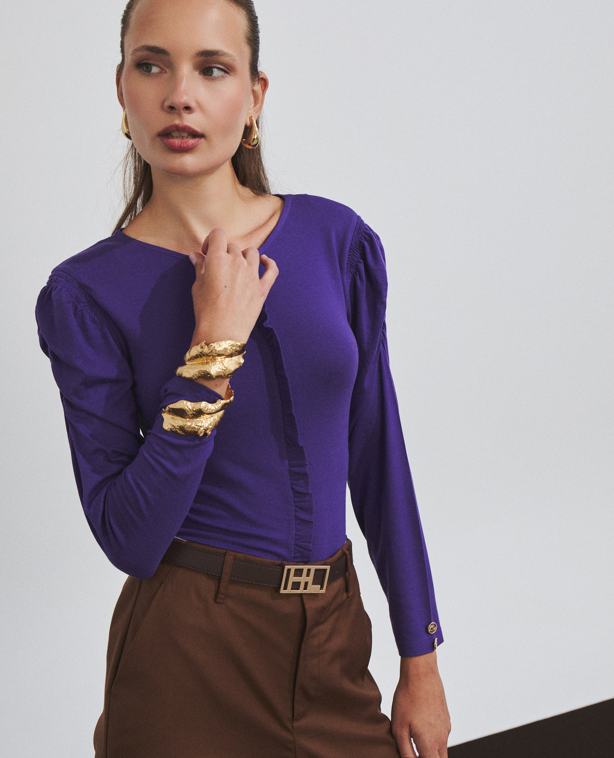 Blusa violeta con mangas abullonadas de Hannibal Laguna — vista lateral