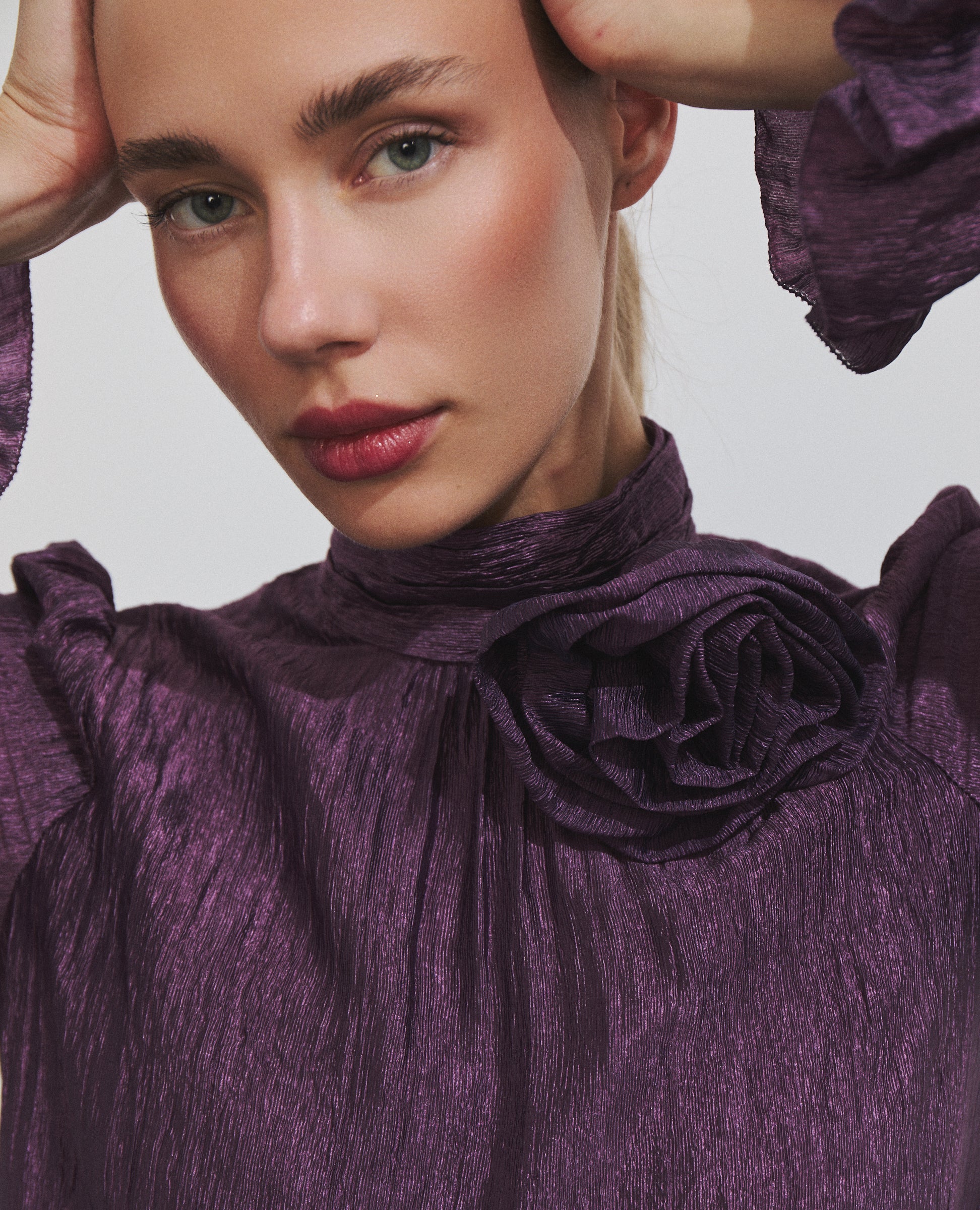 Blusa morada con volante y tejido texturizado de Hannibal Laguna — vista de espalda