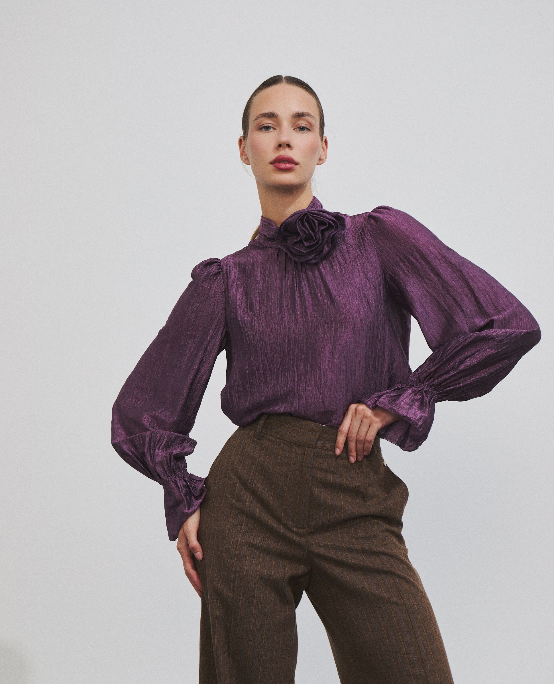 Blusa morada con volante y tejido texturizado de Hannibal Laguna — look completo