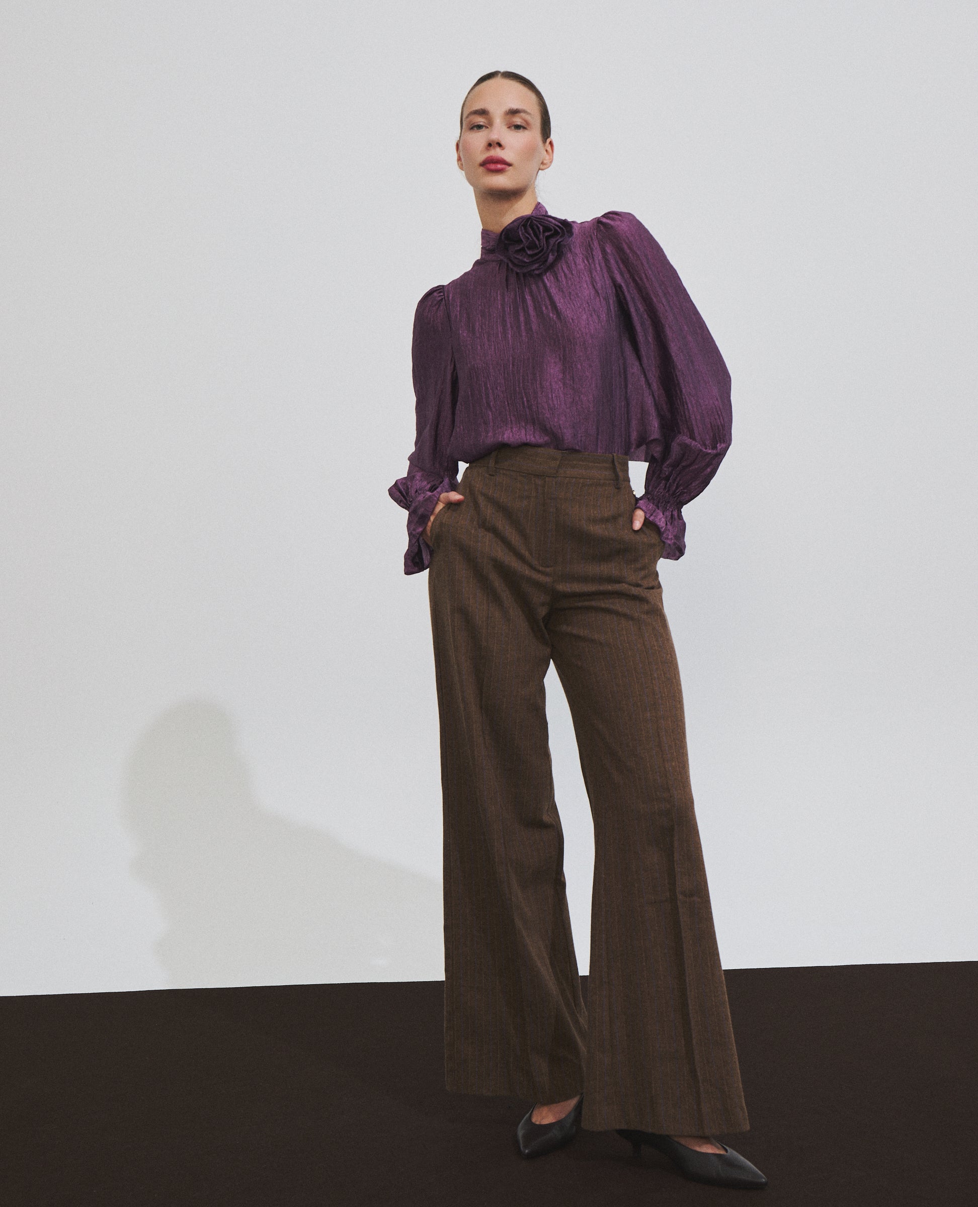 Blusa morada con volante y tejido texturizado de Hannibal Laguna — vista lateral