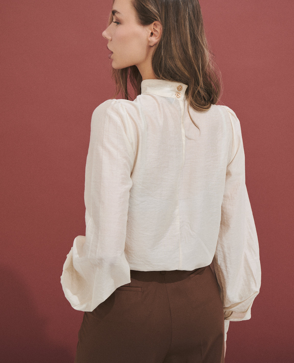 Blusa de mujer con volantes en el delantero