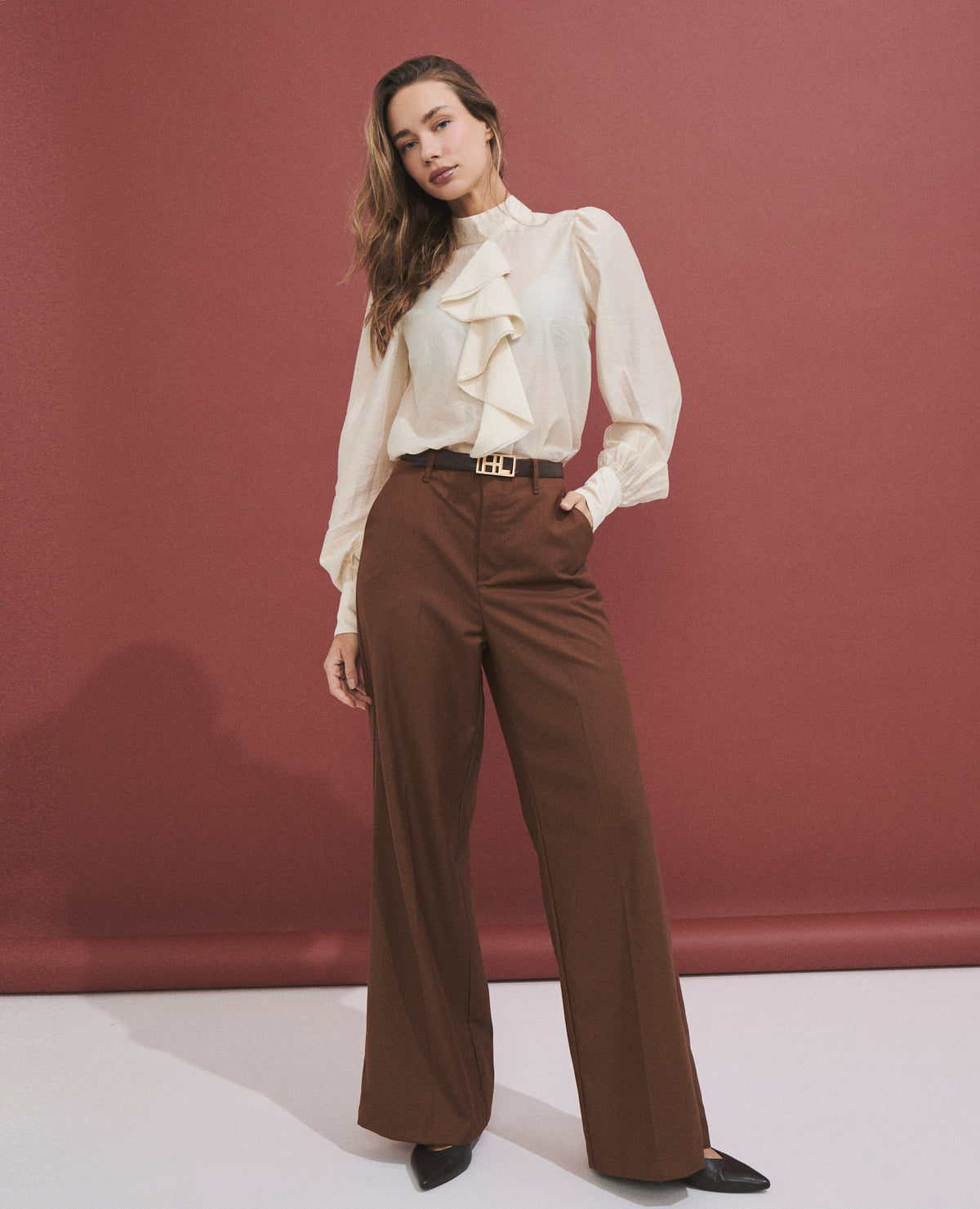 Blusa de mujer con volantes en el delantero