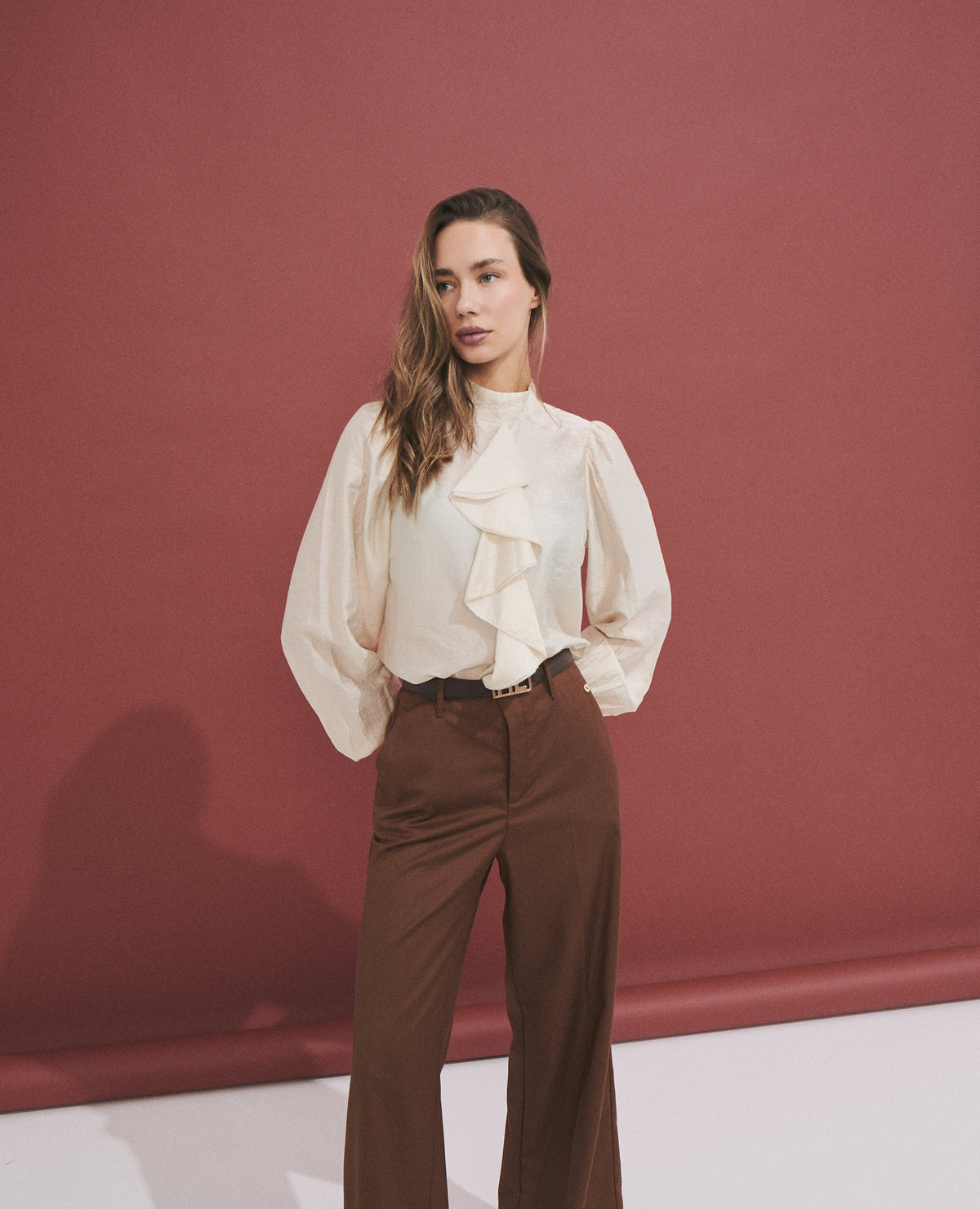 Blusa de mujer con volantes en el delantero