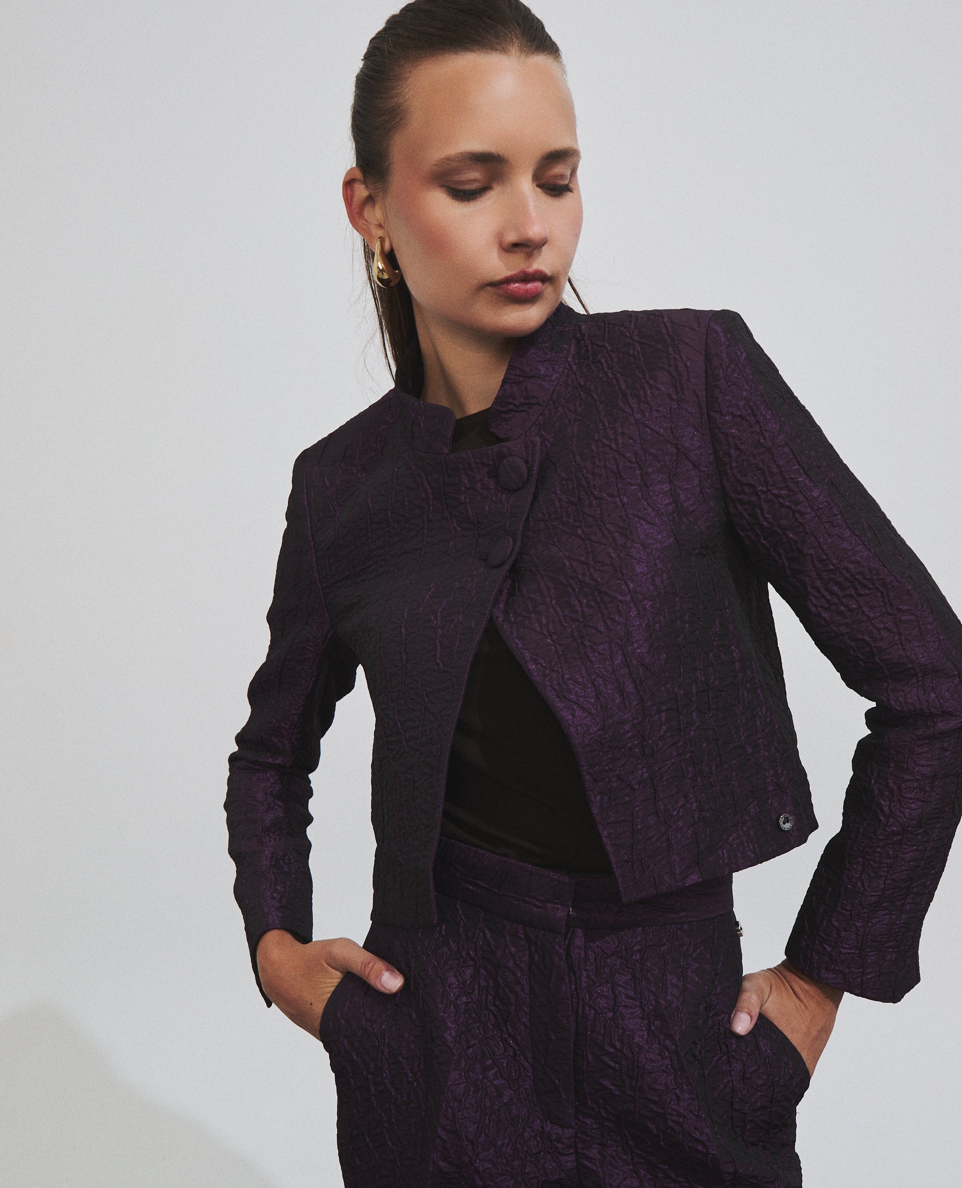 Chaqueta corta cruzada morada de Hannibal Laguna — look completo