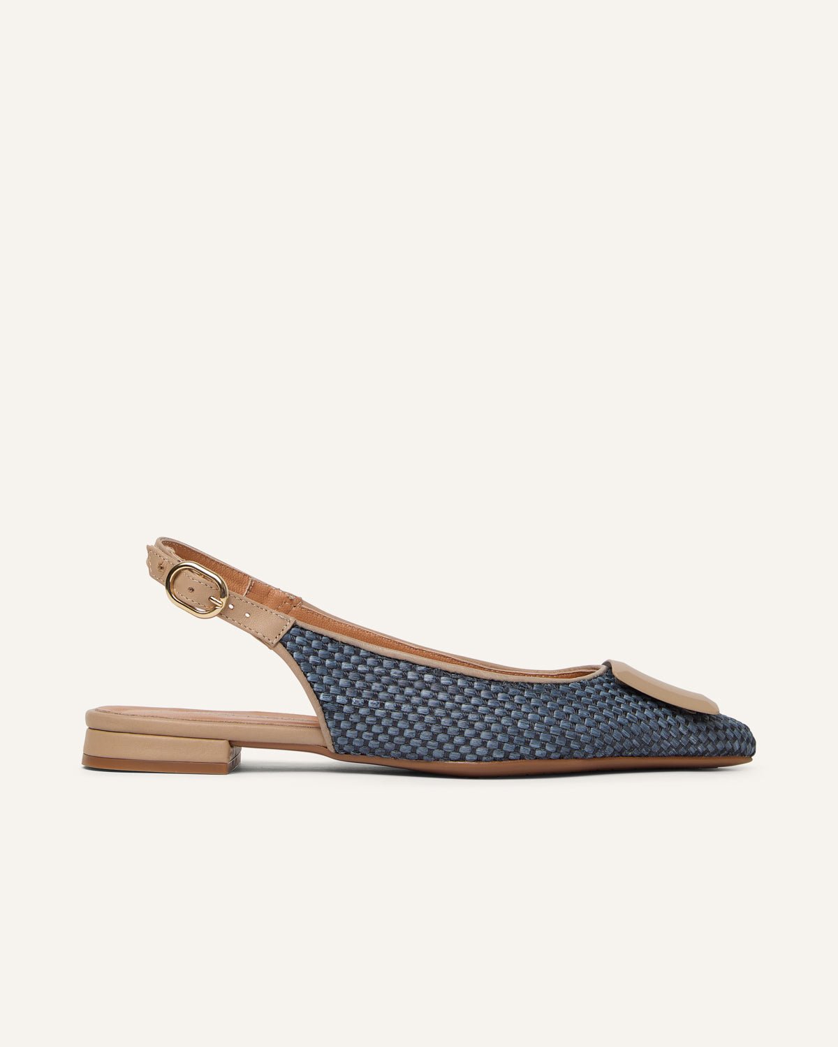 Sandalia plana marino rafia y piel con broche joya dorado — Hannibal Laguna Collection SS26