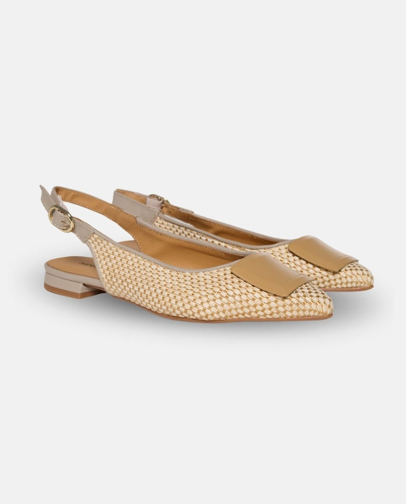Sandalia Plana Destalonada Beige de Rafia y Piel con Broche Joya Delantero
