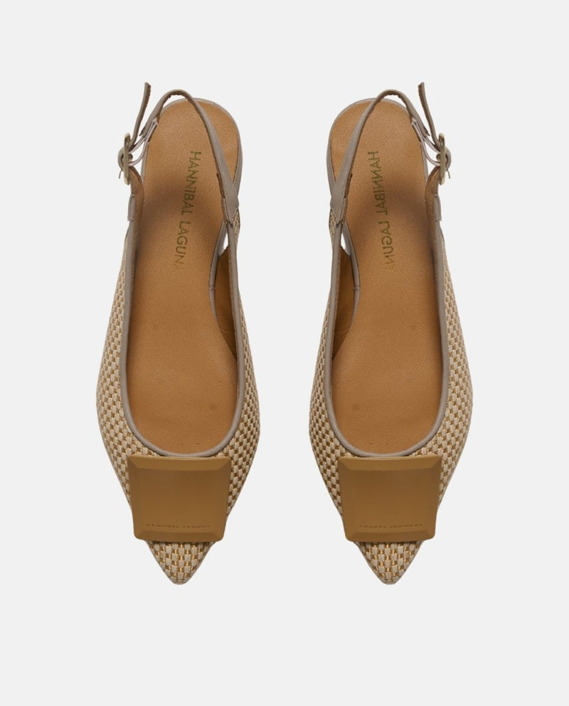 Sandalia Plana Destalonada Beige de Rafia y Piel con Broche Joya Delantero