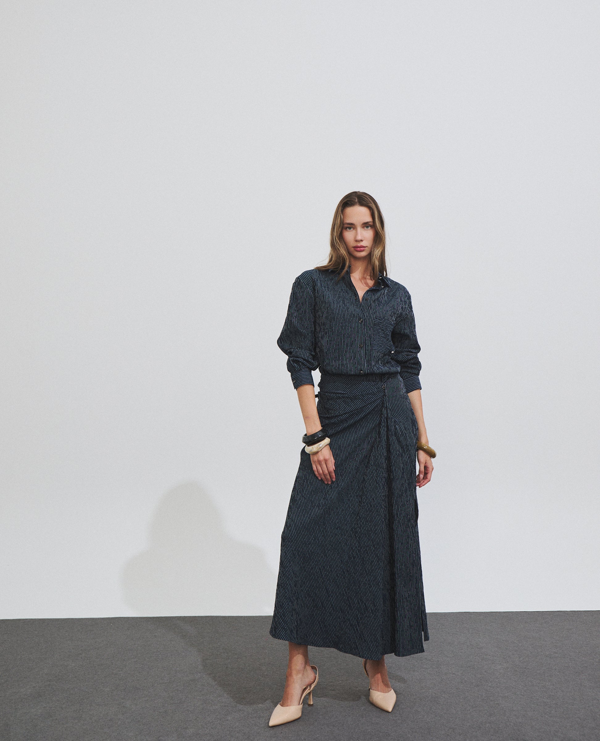 Falda larga con estampado de rayas marino de Hannibal Laguna — look completo