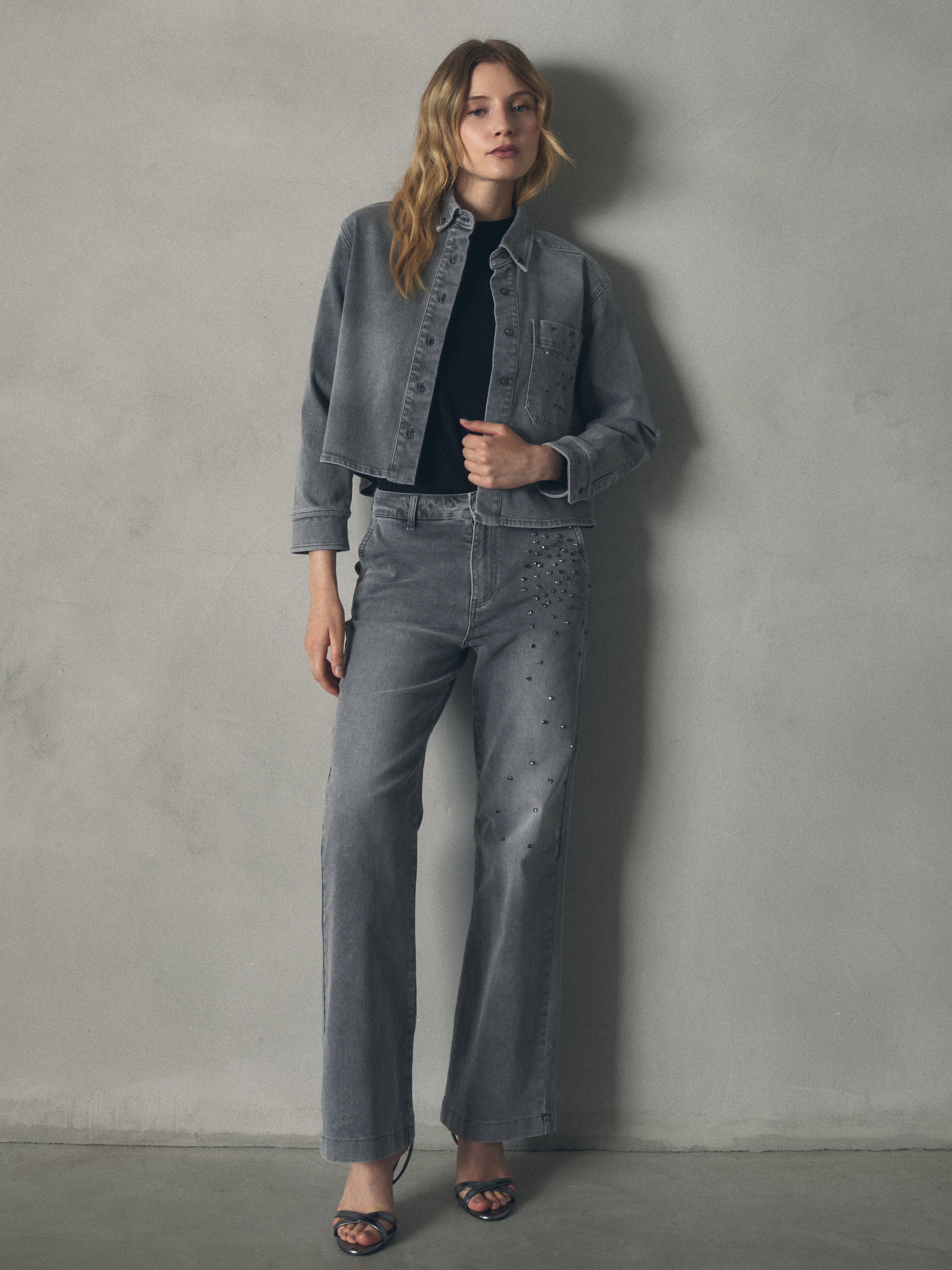 PANTALON DENIM CON PEDRERIA