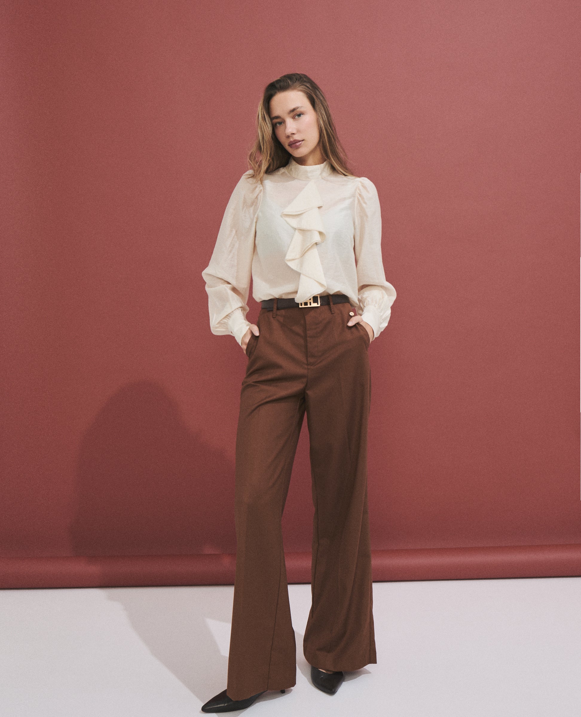 Pantalón ancho caramelo de Hannibal Laguna — look completo