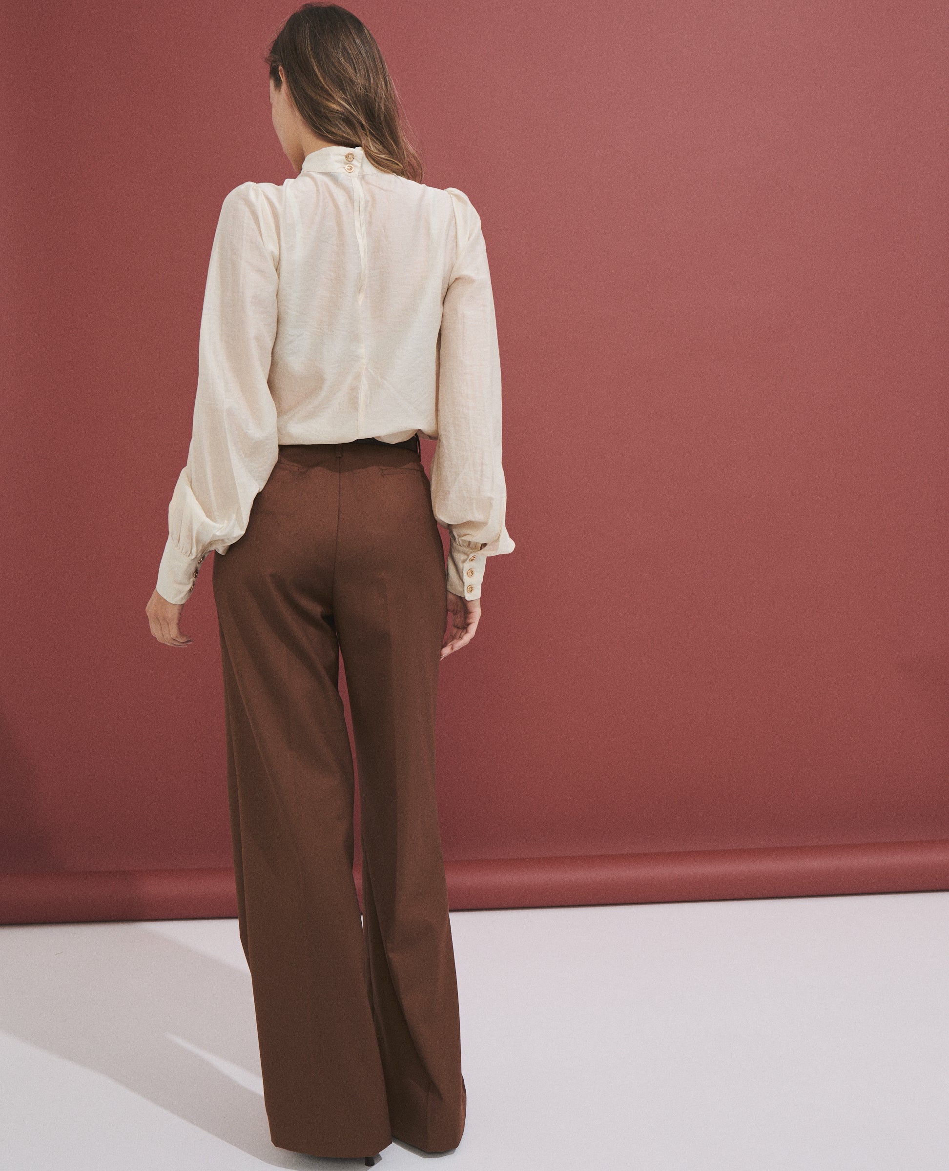 Pantalón ancho caramelo de Hannibal Laguna — vista de espalda