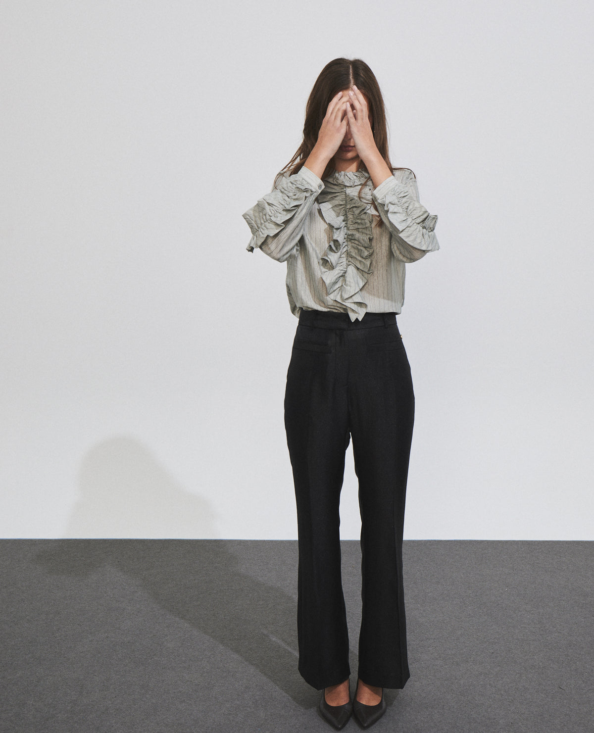 Pantalón de mujer con efecto brillante y corte recto