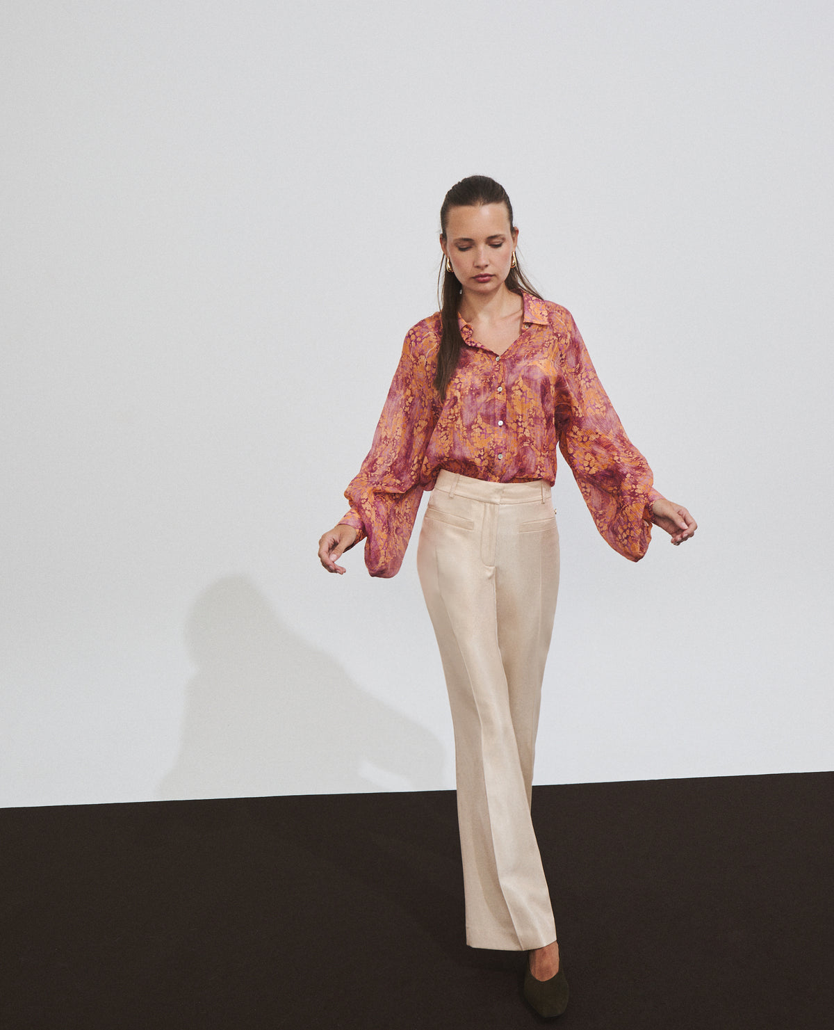Pantalón de mujer con efecto brillante y corte recto