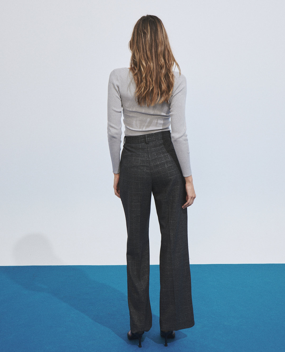 Pantalon femme en tissu à carreaux et coupe droite