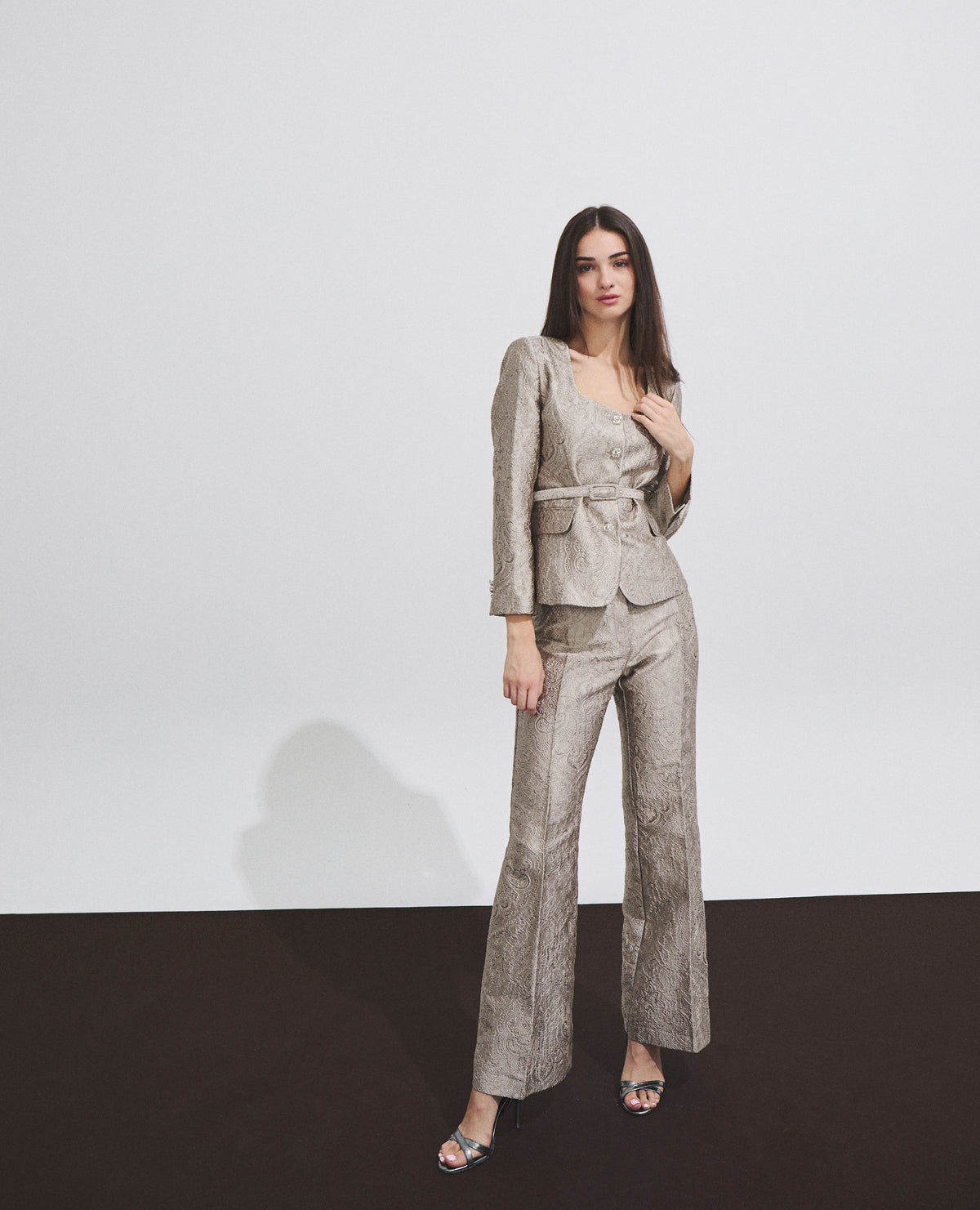 Pantalon femme en tissu jacquard et coupe évasée