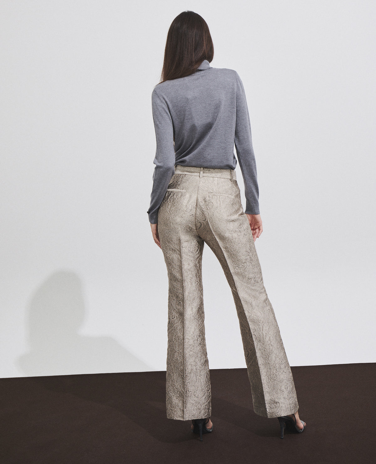 Pantalon femme en tissu jacquard et coupe évasée
