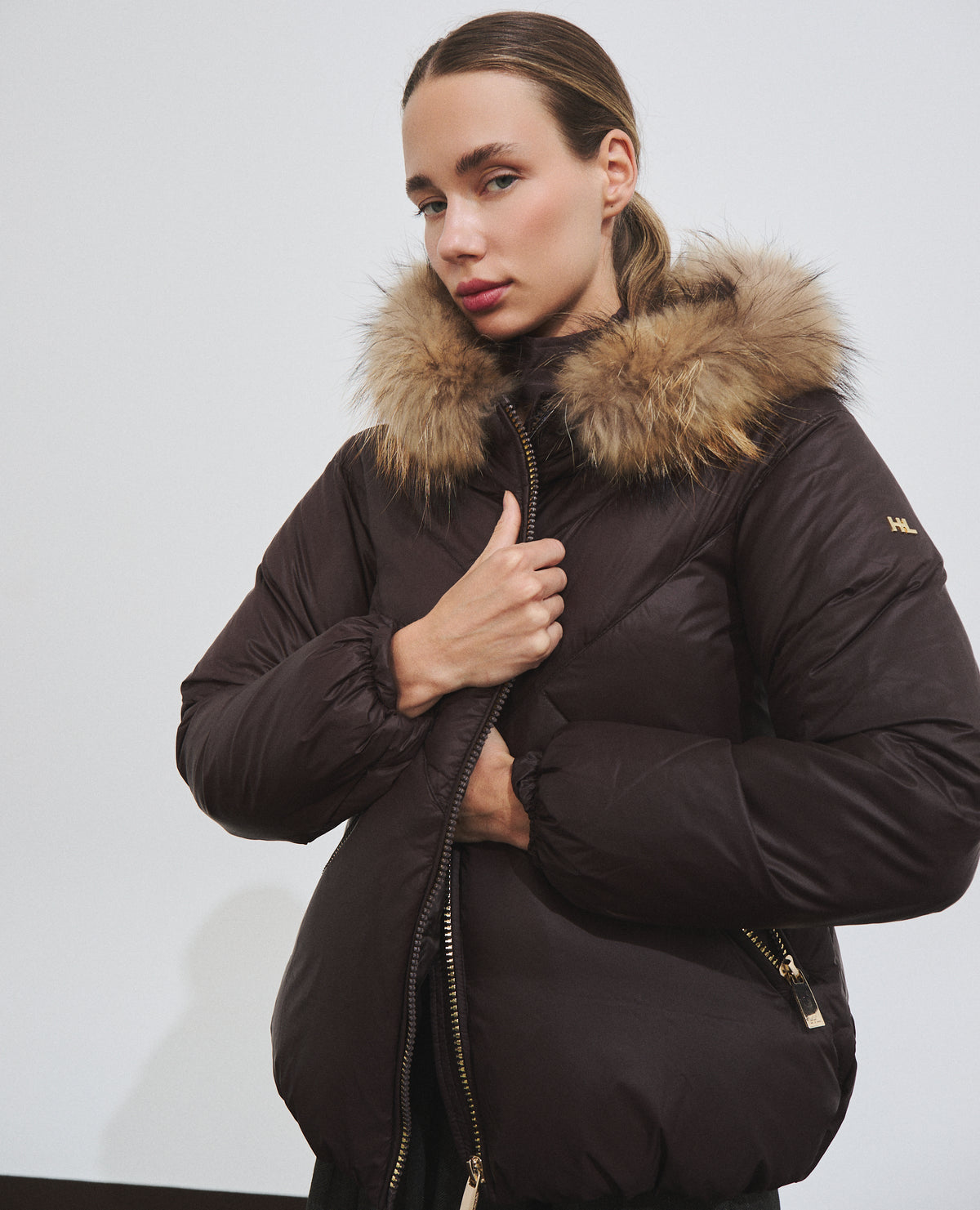 Plumífero de mujer con capucha y pluma de pato