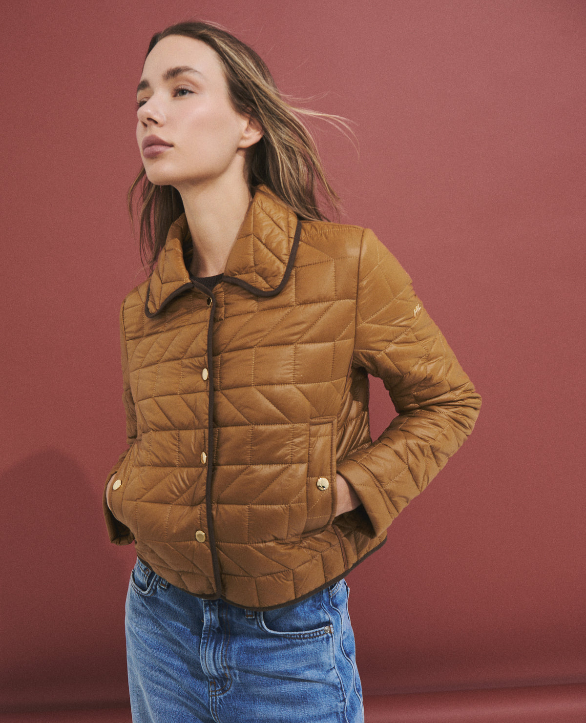 Chaqueta acolchada corta de mujer con cierre de broches