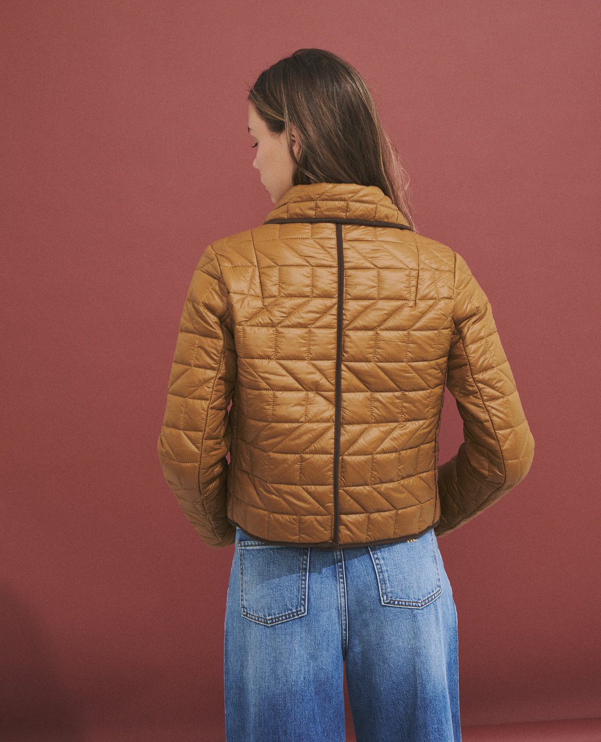 Chaqueta acolchada corta de mujer con cierre de broches